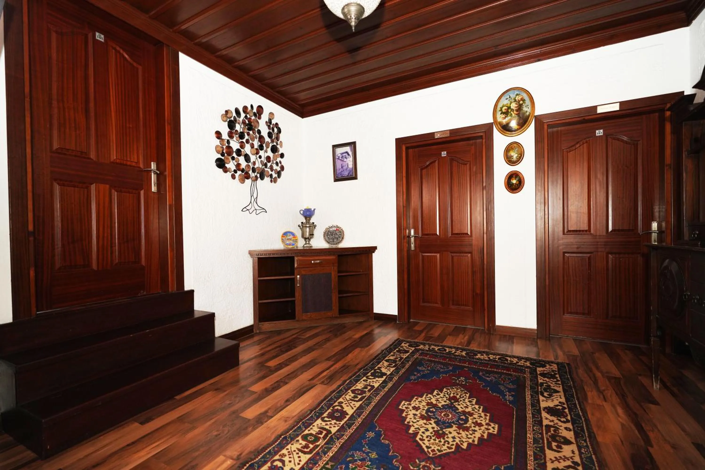 Cicerone Lodge Hotel