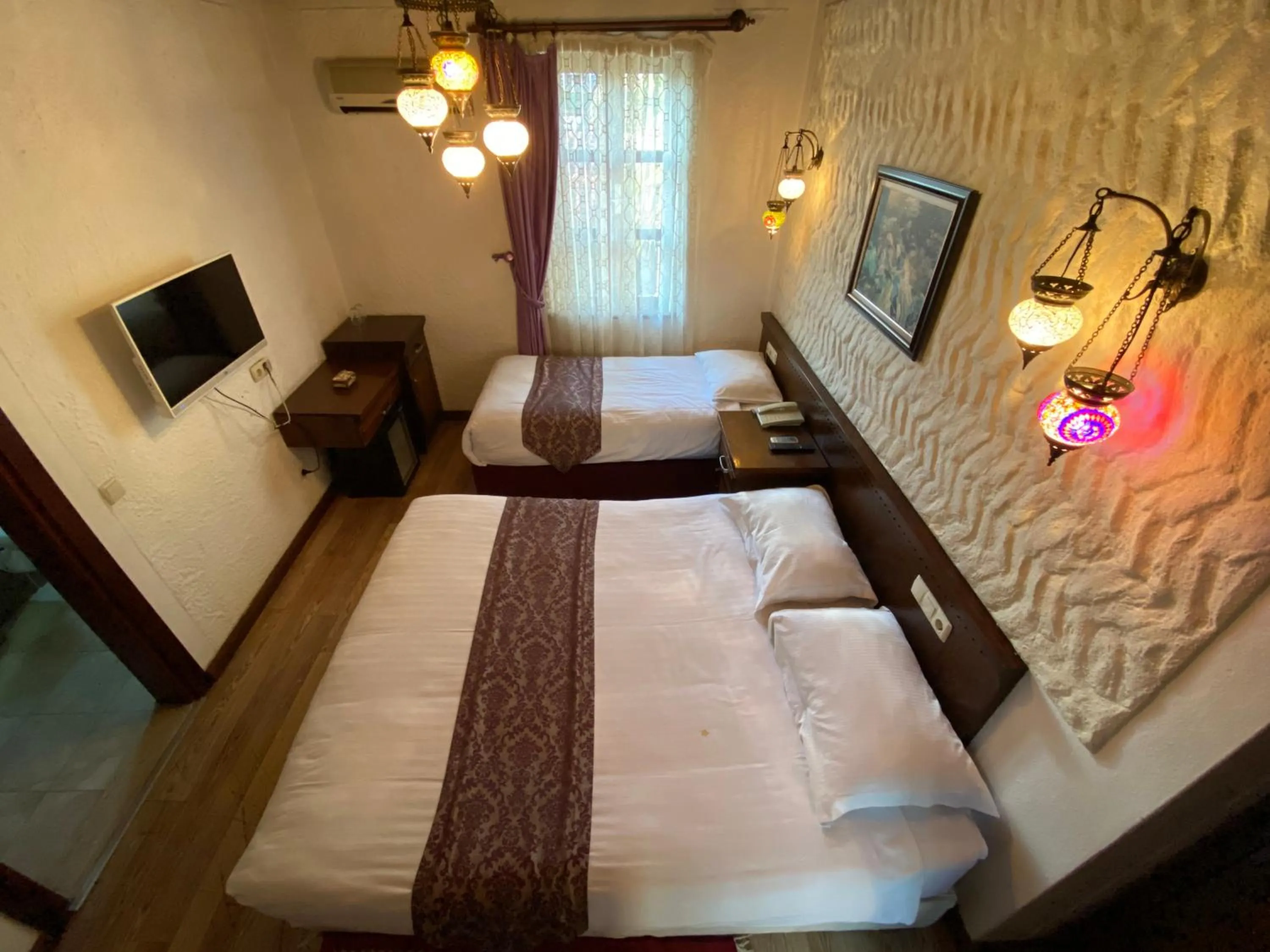 Bed in Cicerone Lodge Hotel