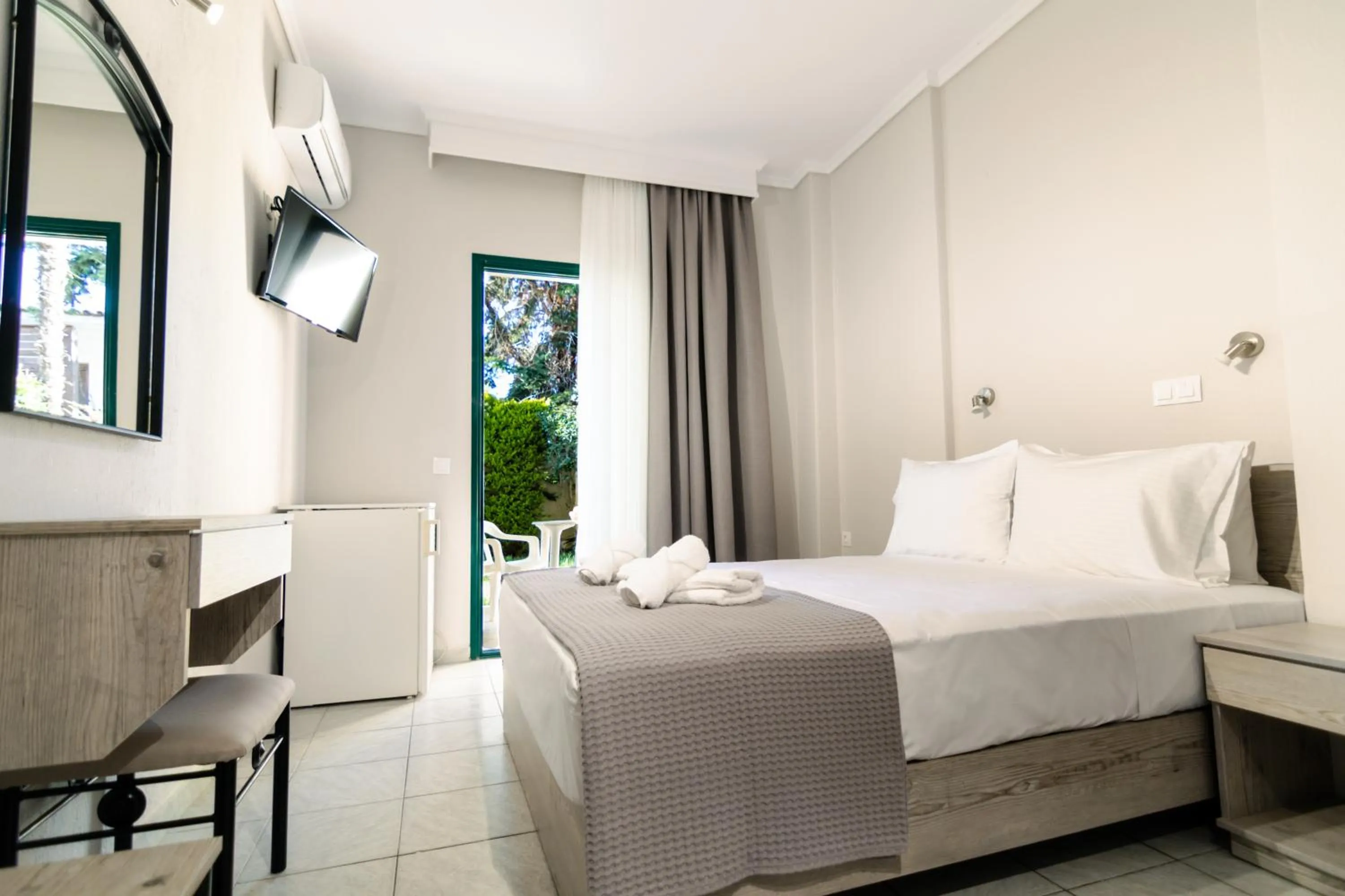 Double or Twin Room - Ground Floor in Samel Hotel
