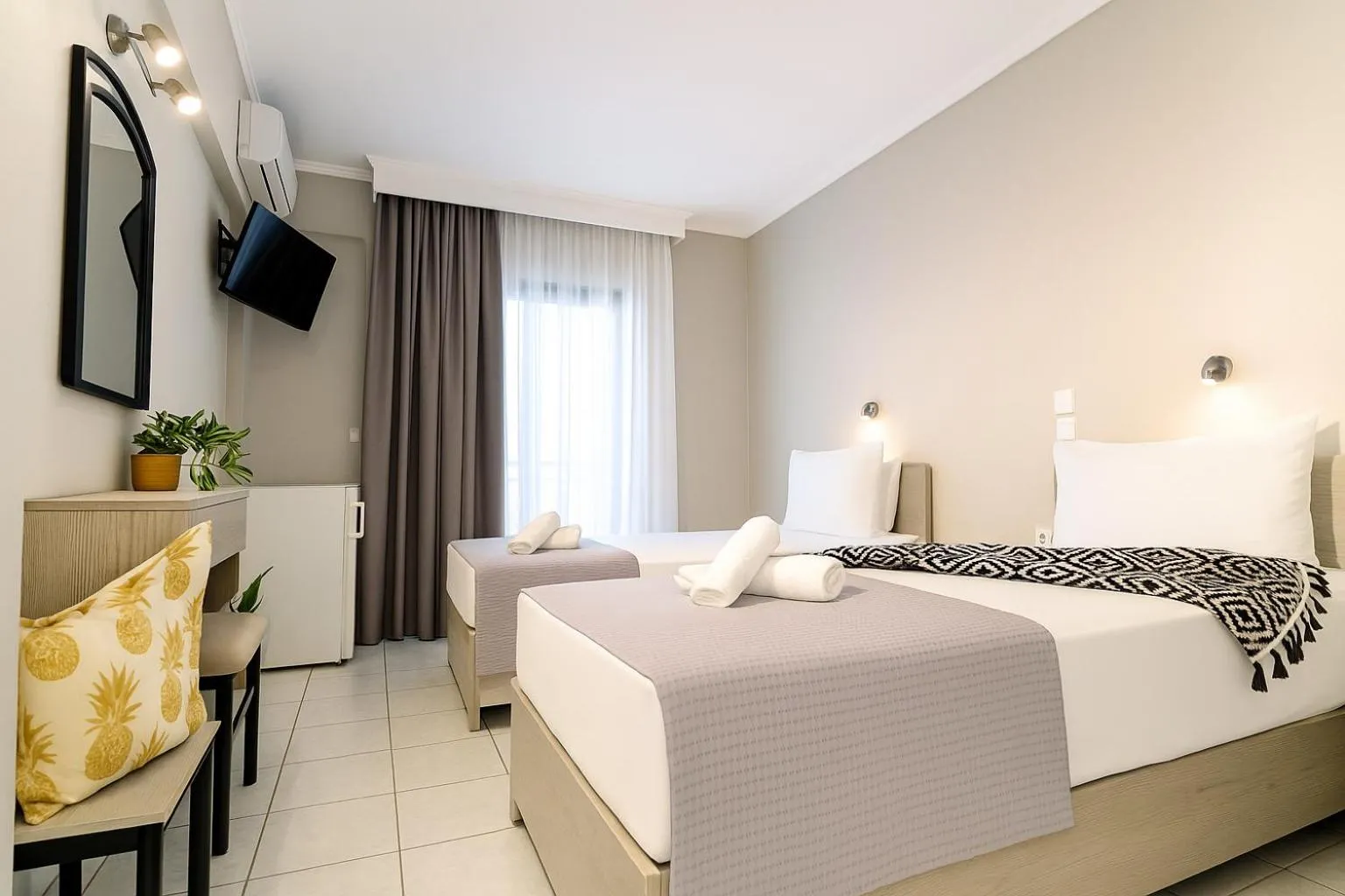 Photo of the whole room, Bed in Samel Hotel