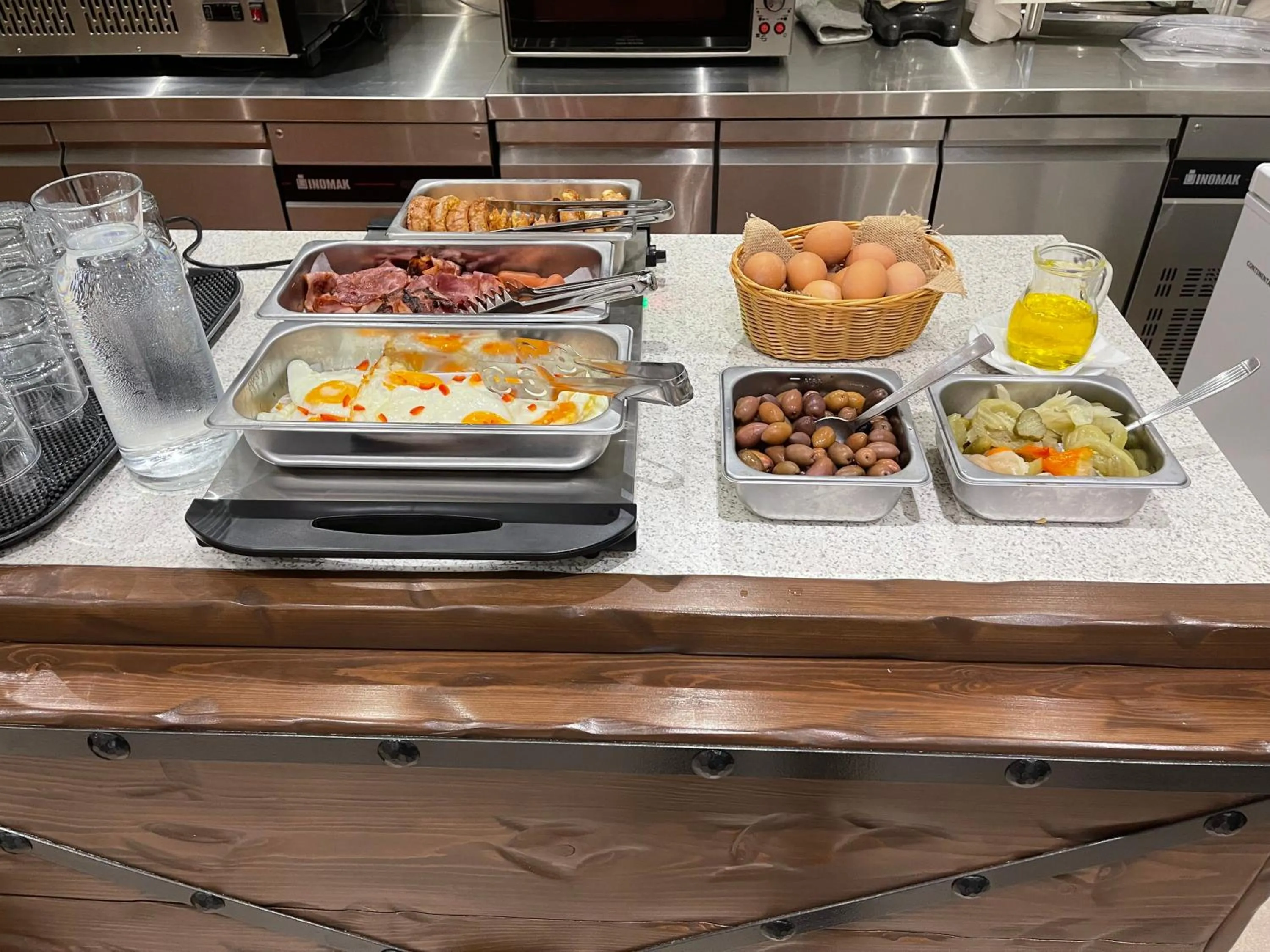 Restaurant/places to eat in Samel Hotel