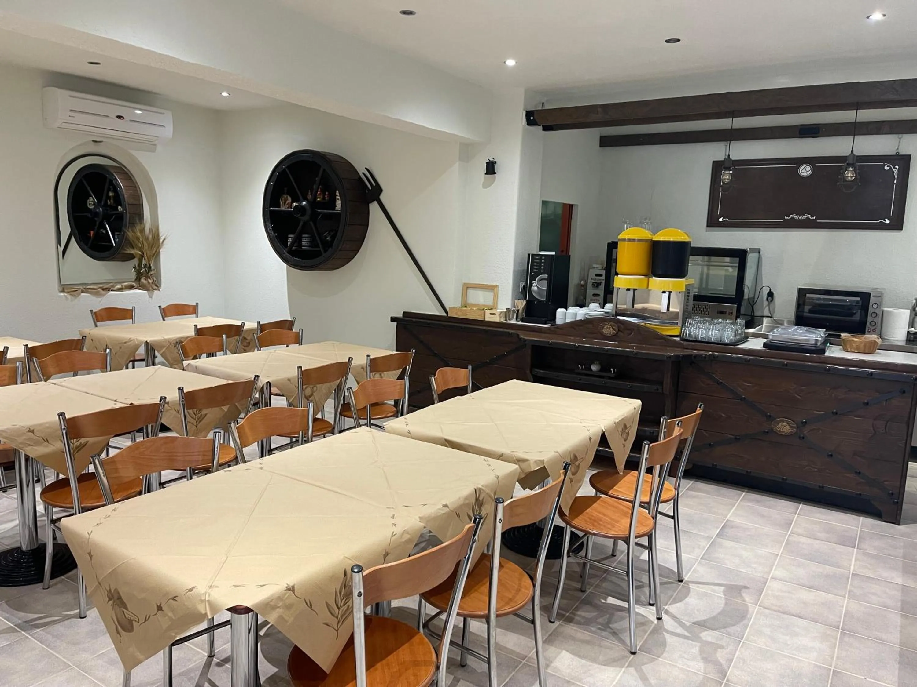 Restaurant/places to eat in Samel Hotel