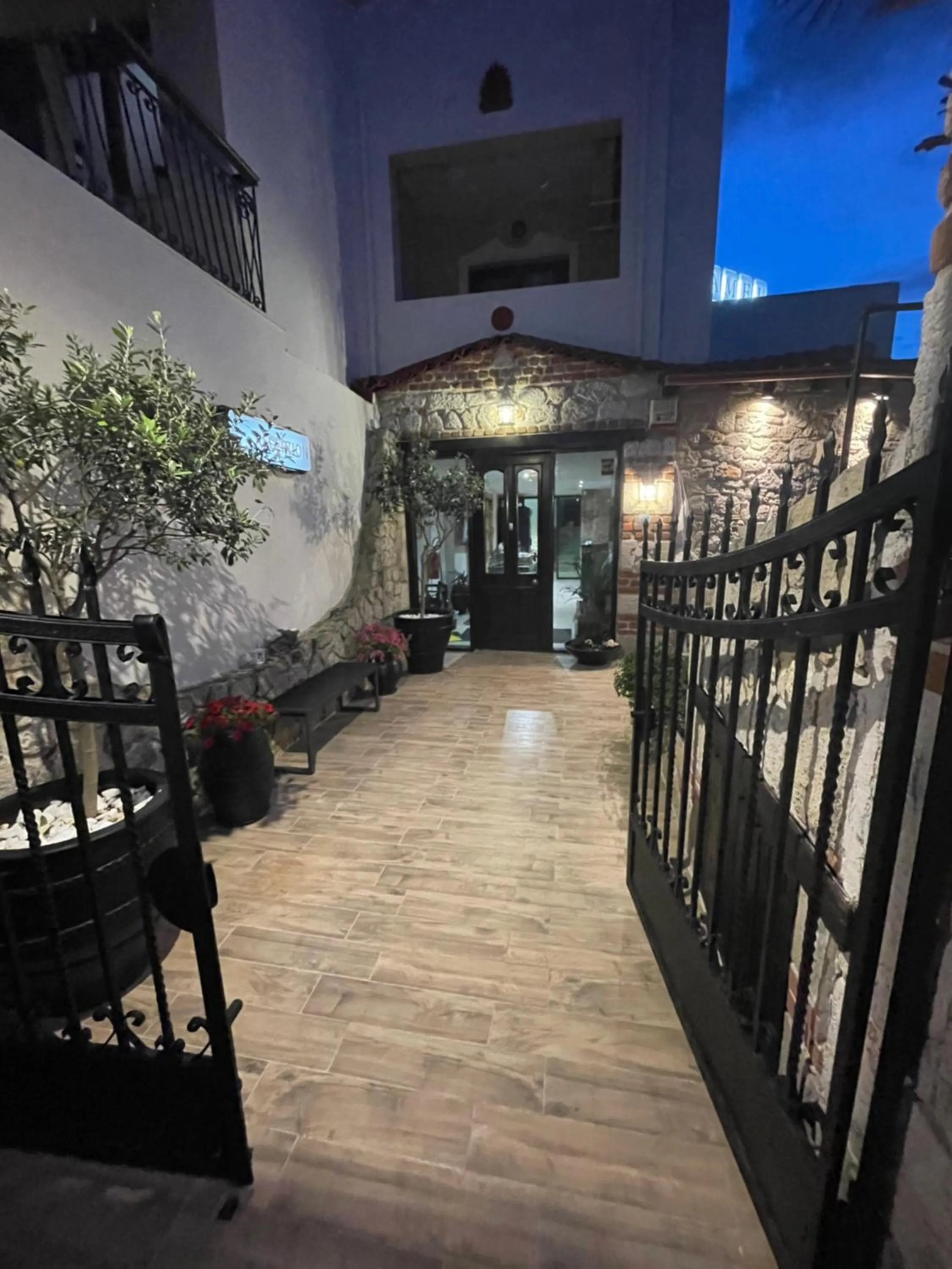 Facade/entrance in Samel Hotel