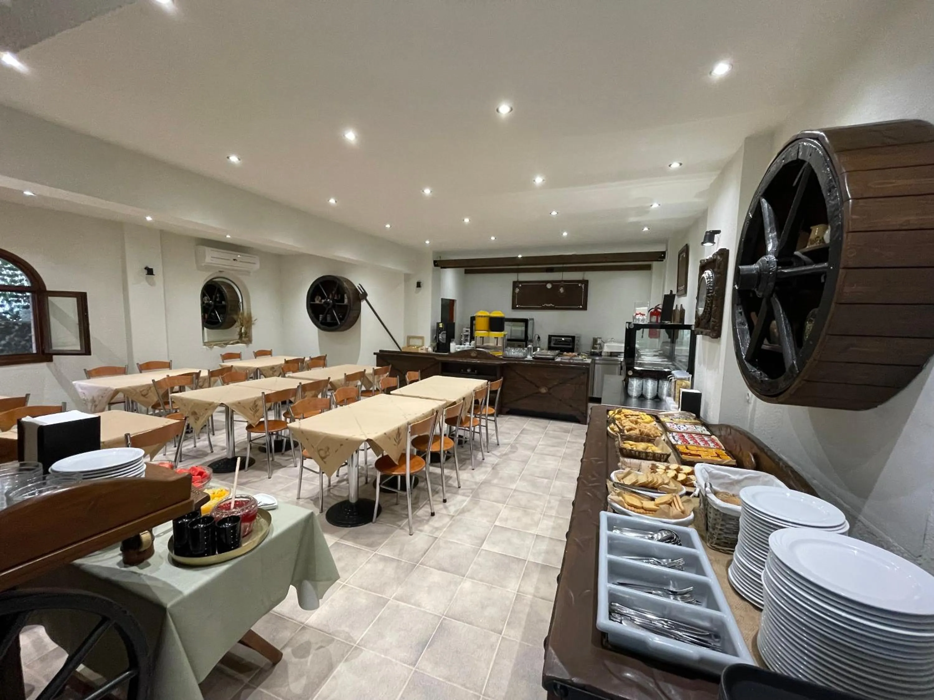 Restaurant/places to eat in Samel Hotel