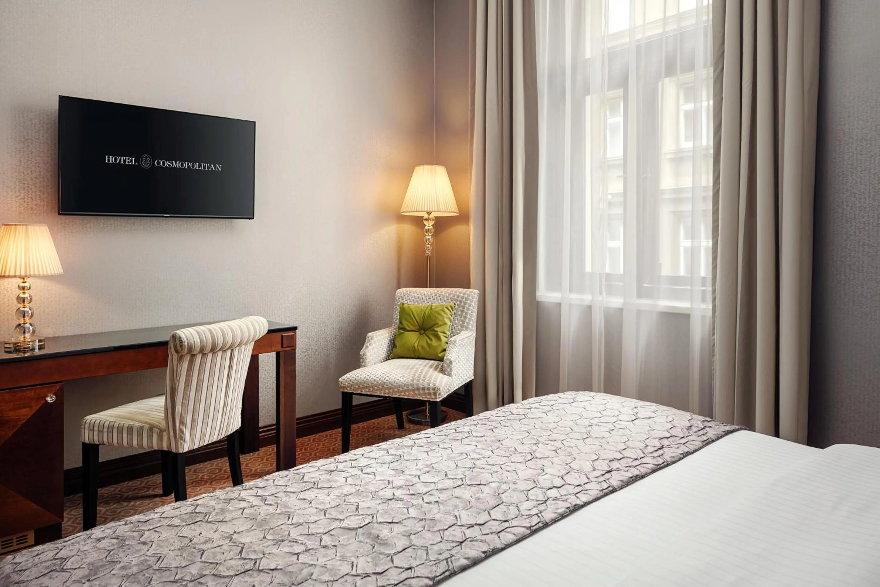 TV and multimedia, Bed in COSMOPOLITAN Hotel Prague