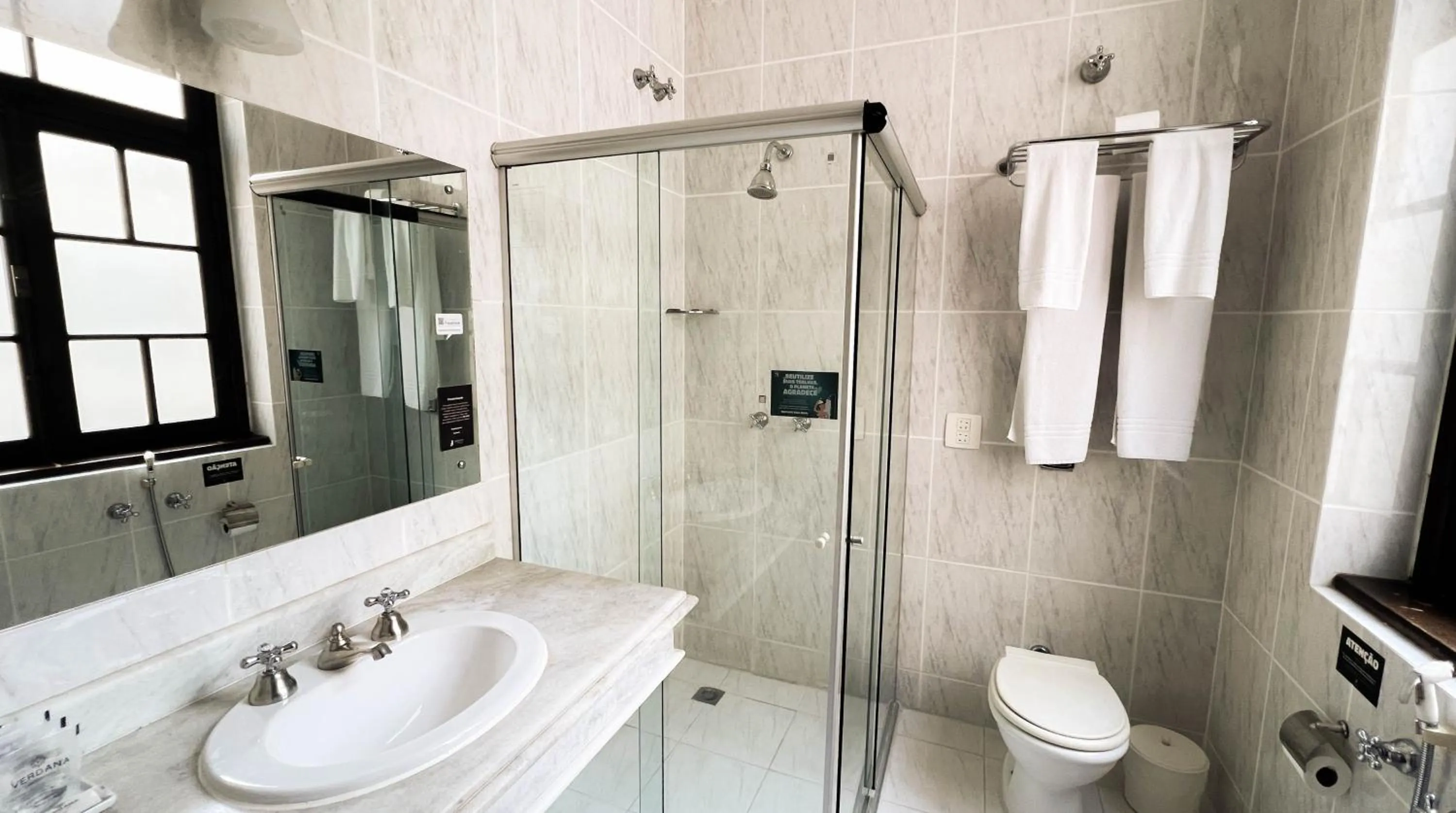 Bathroom in Johnscher by SJ - San Juan Curitiba