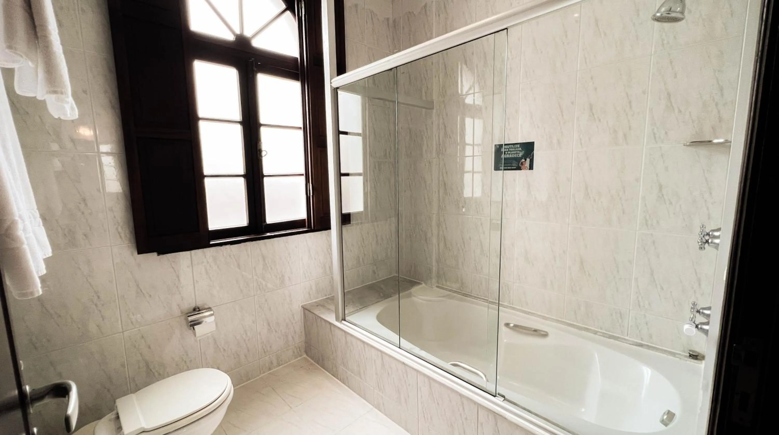 Bath in Johnscher by SJ - San Juan Curitiba