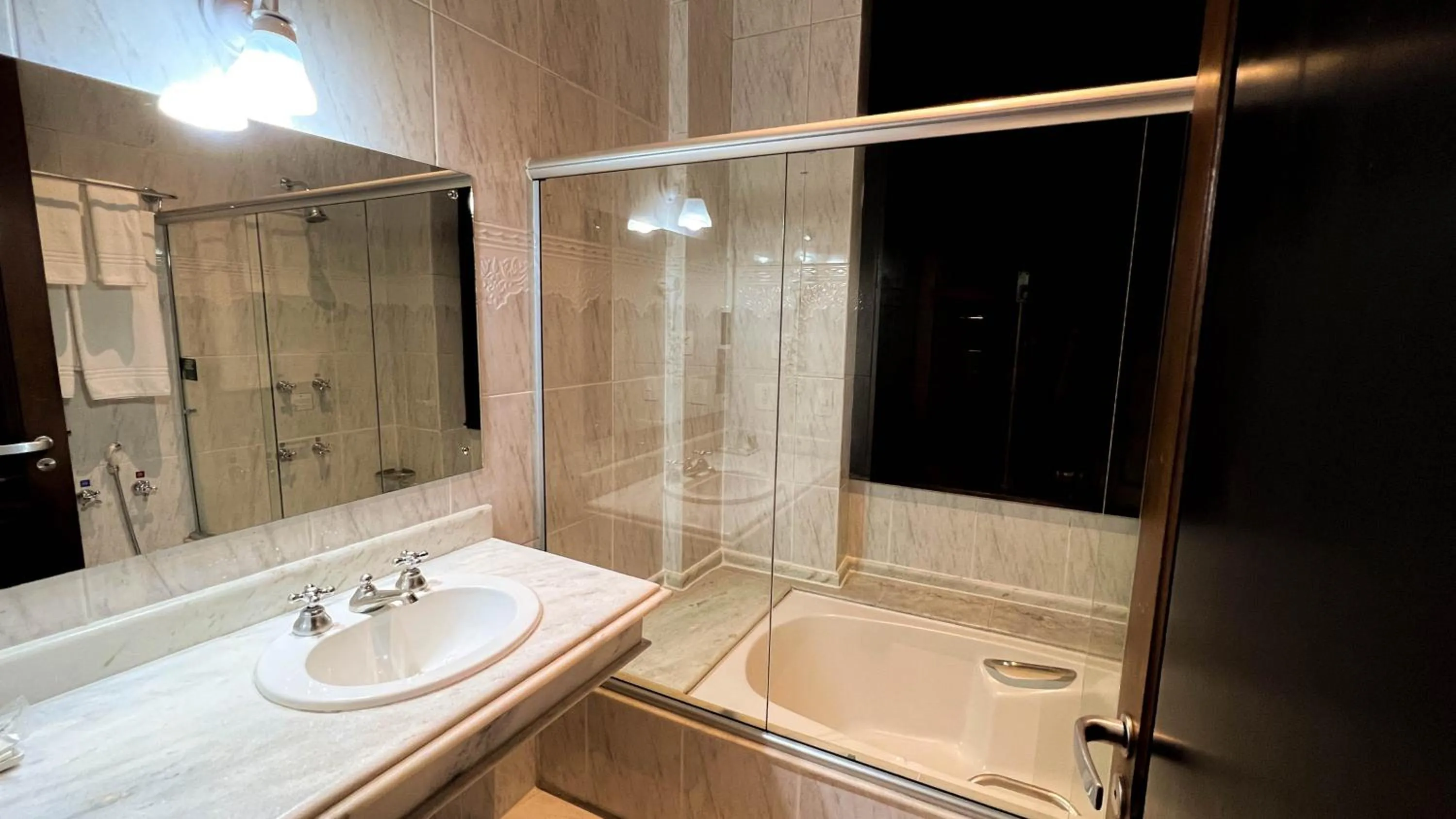 Bath in Johnscher by SJ - San Juan Curitiba