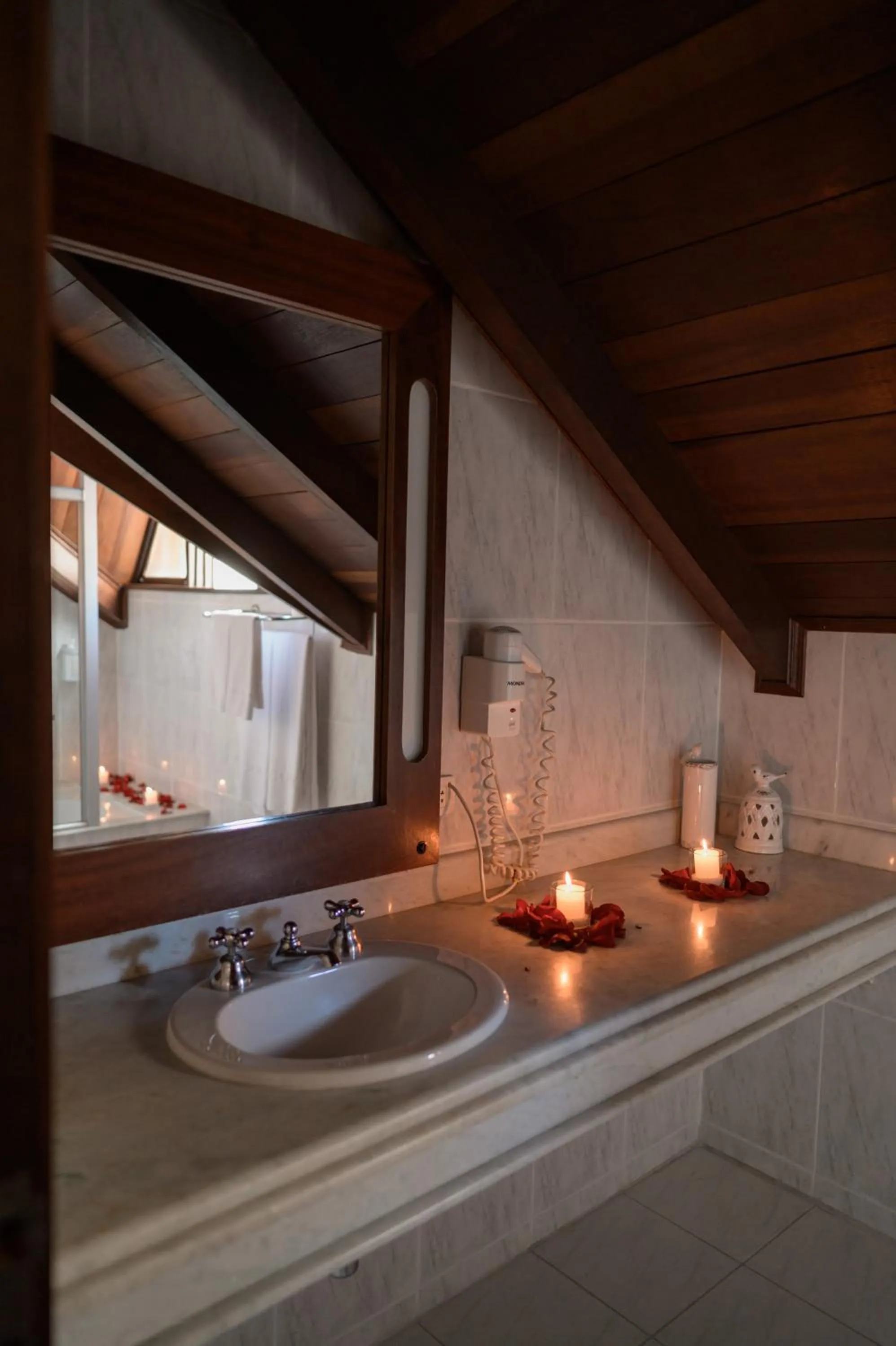 Bathroom in Johnscher by SJ - San Juan Curitiba