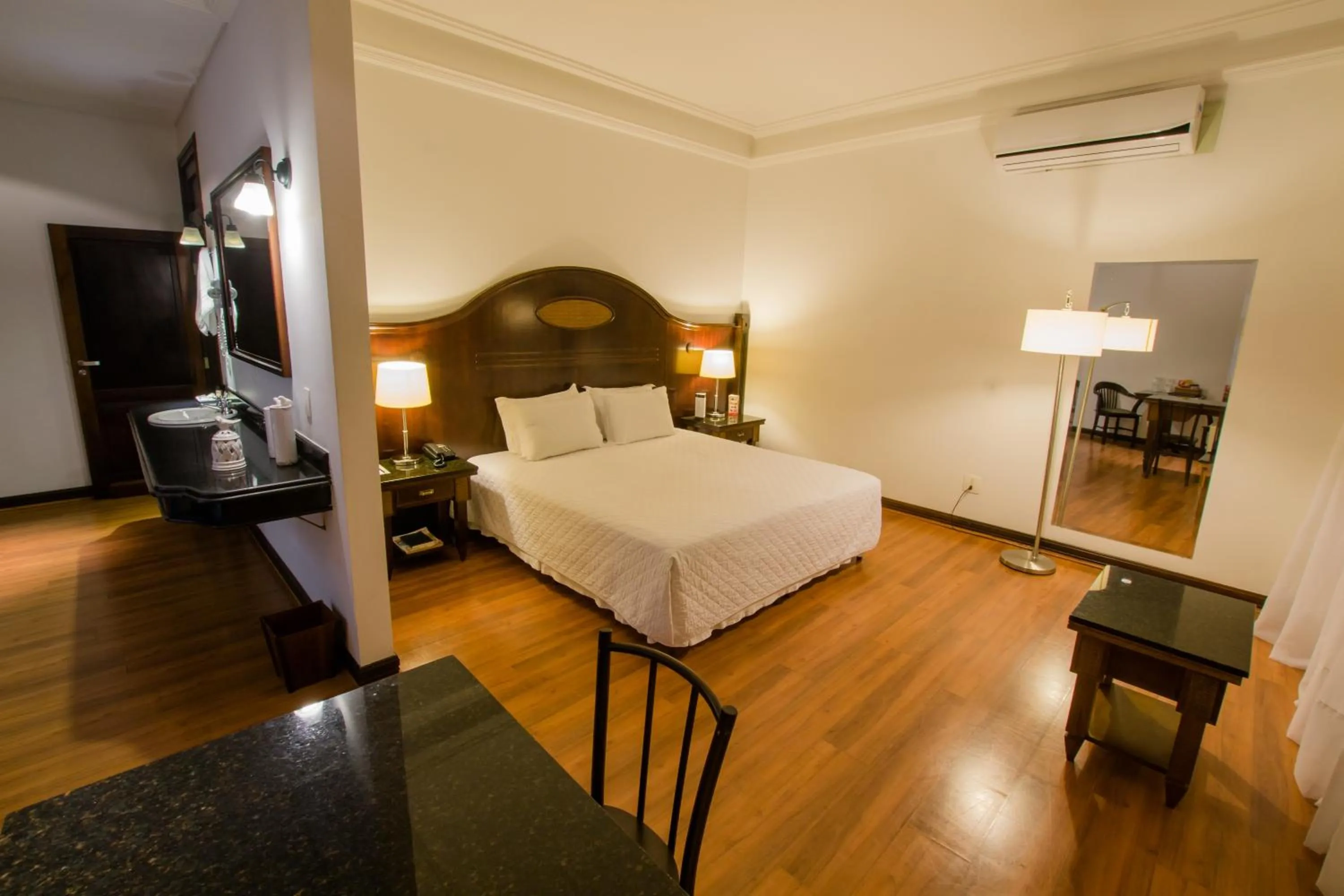 Photo of the whole room, Bed in Johnscher by SJ - San Juan Curitiba