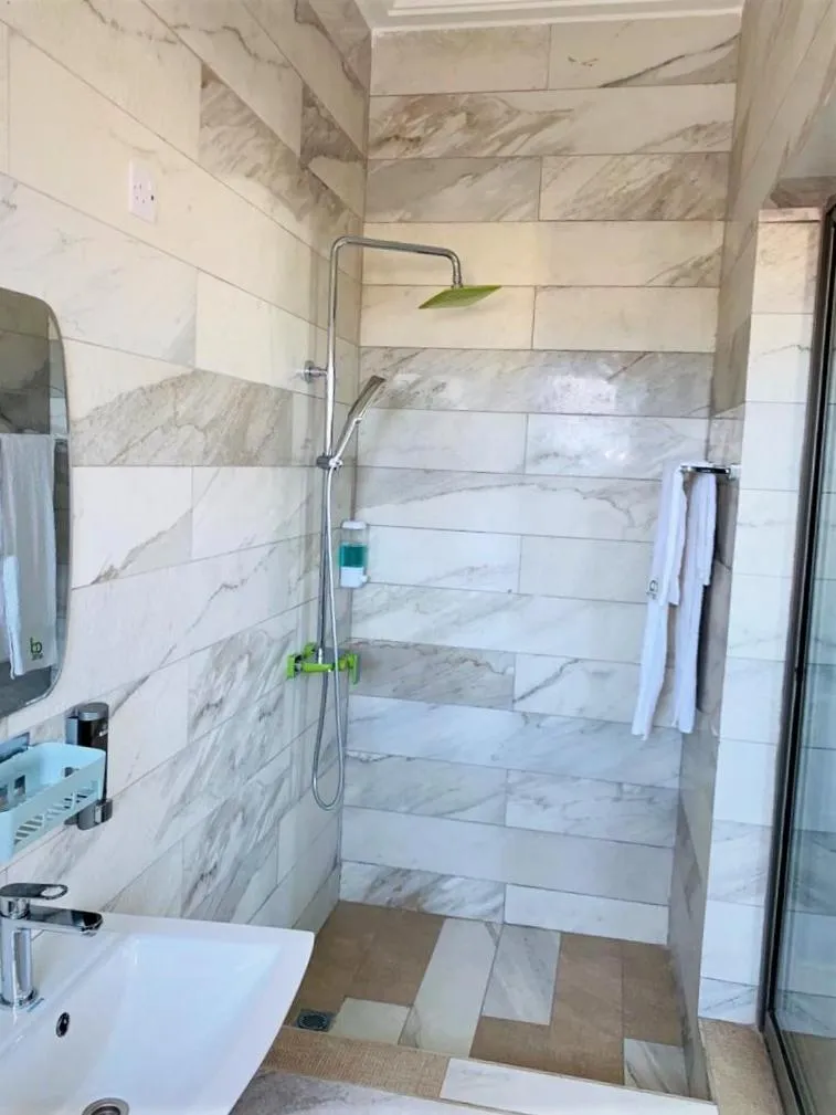 Shower in Cocktail and Dreams Hotel