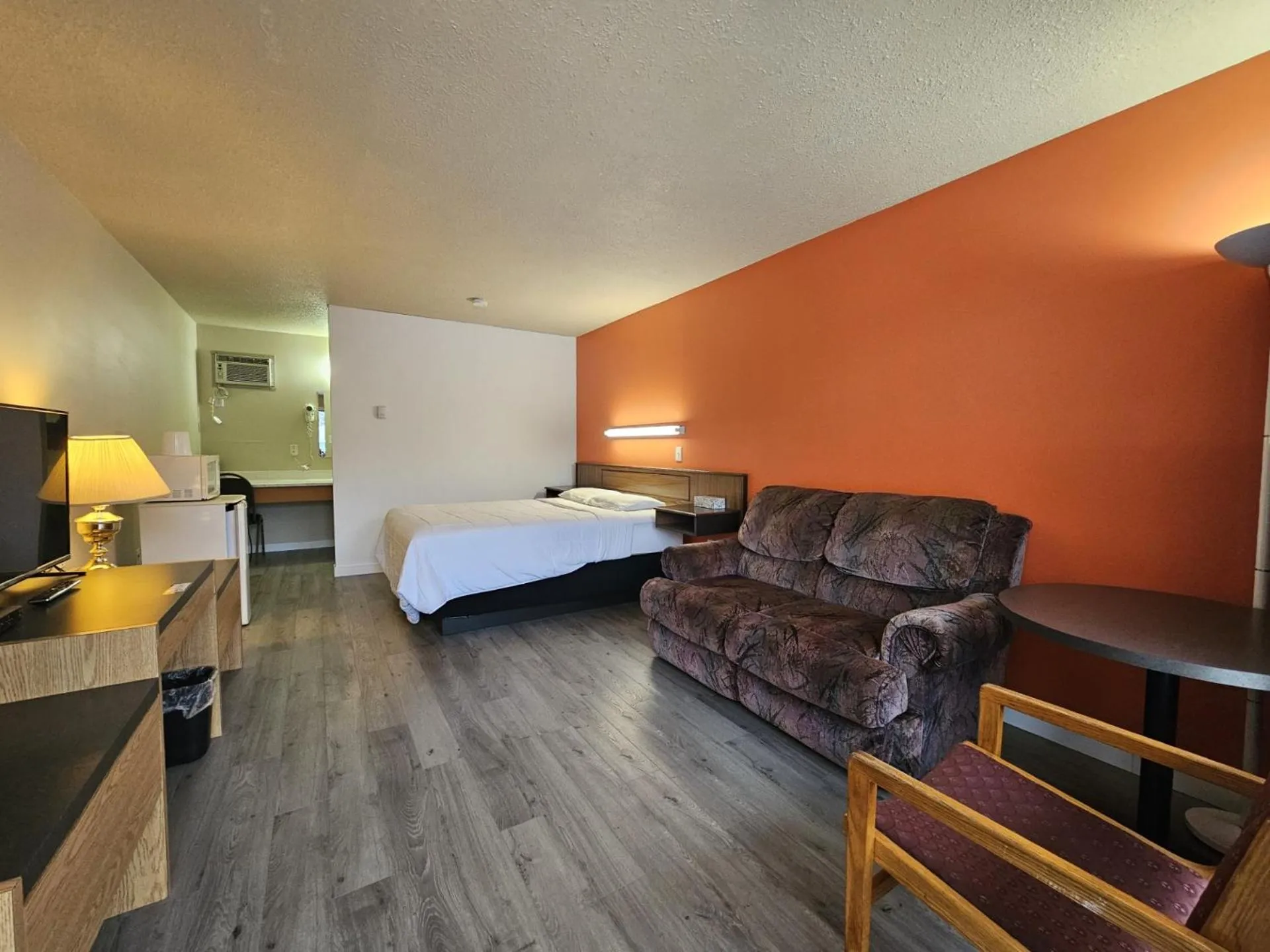 Bed in Howard Johnson by Wyndham Edson