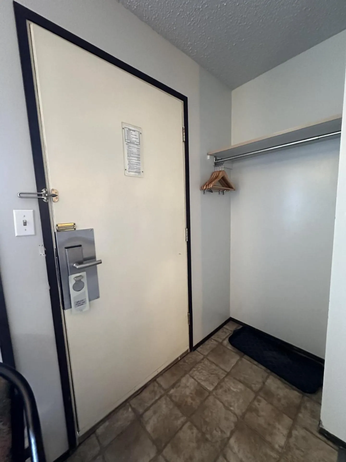 microwave in Howard Johnson by Wyndham Edson