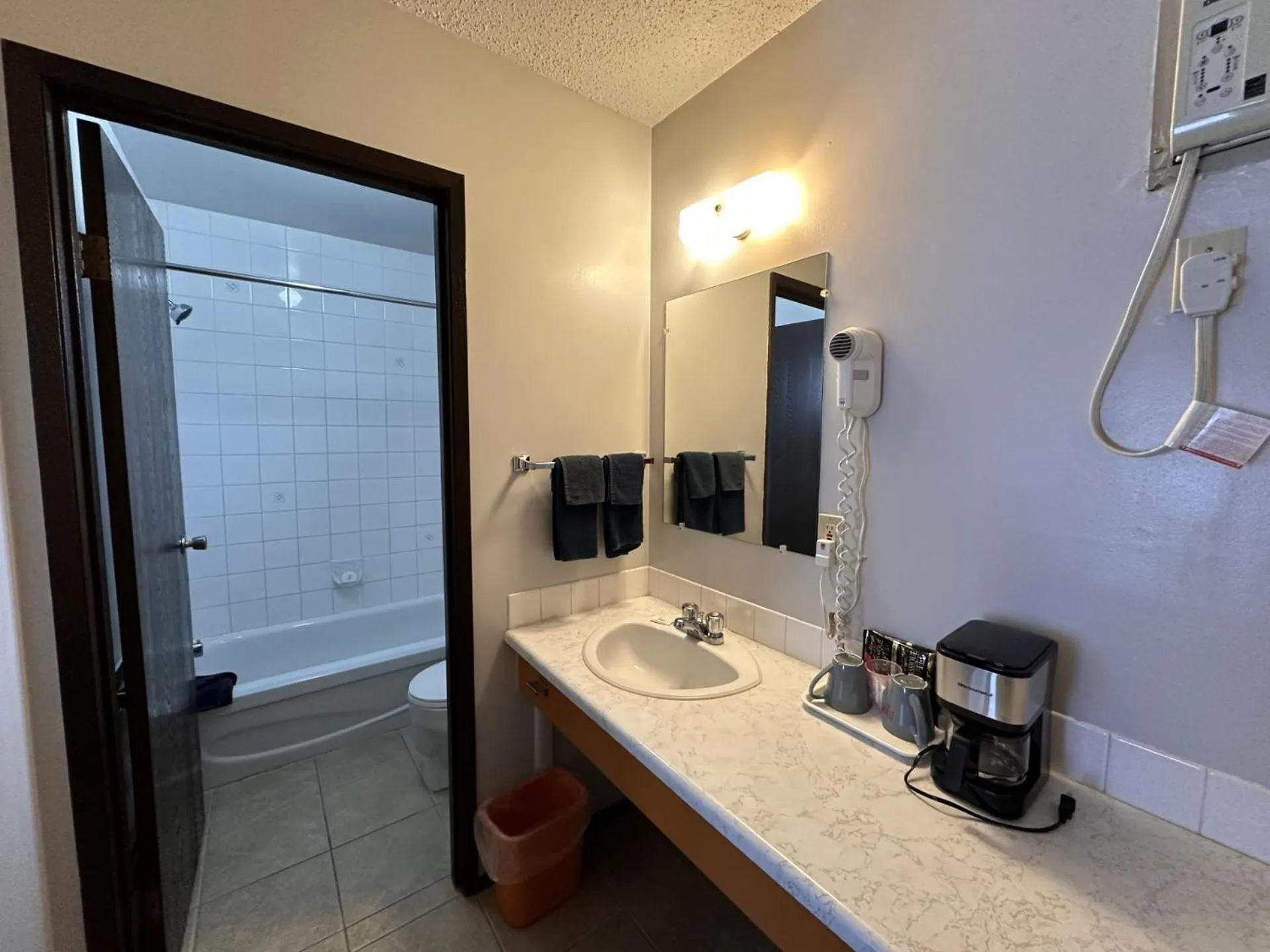 Bathroom in Howard Johnson by Wyndham Edson