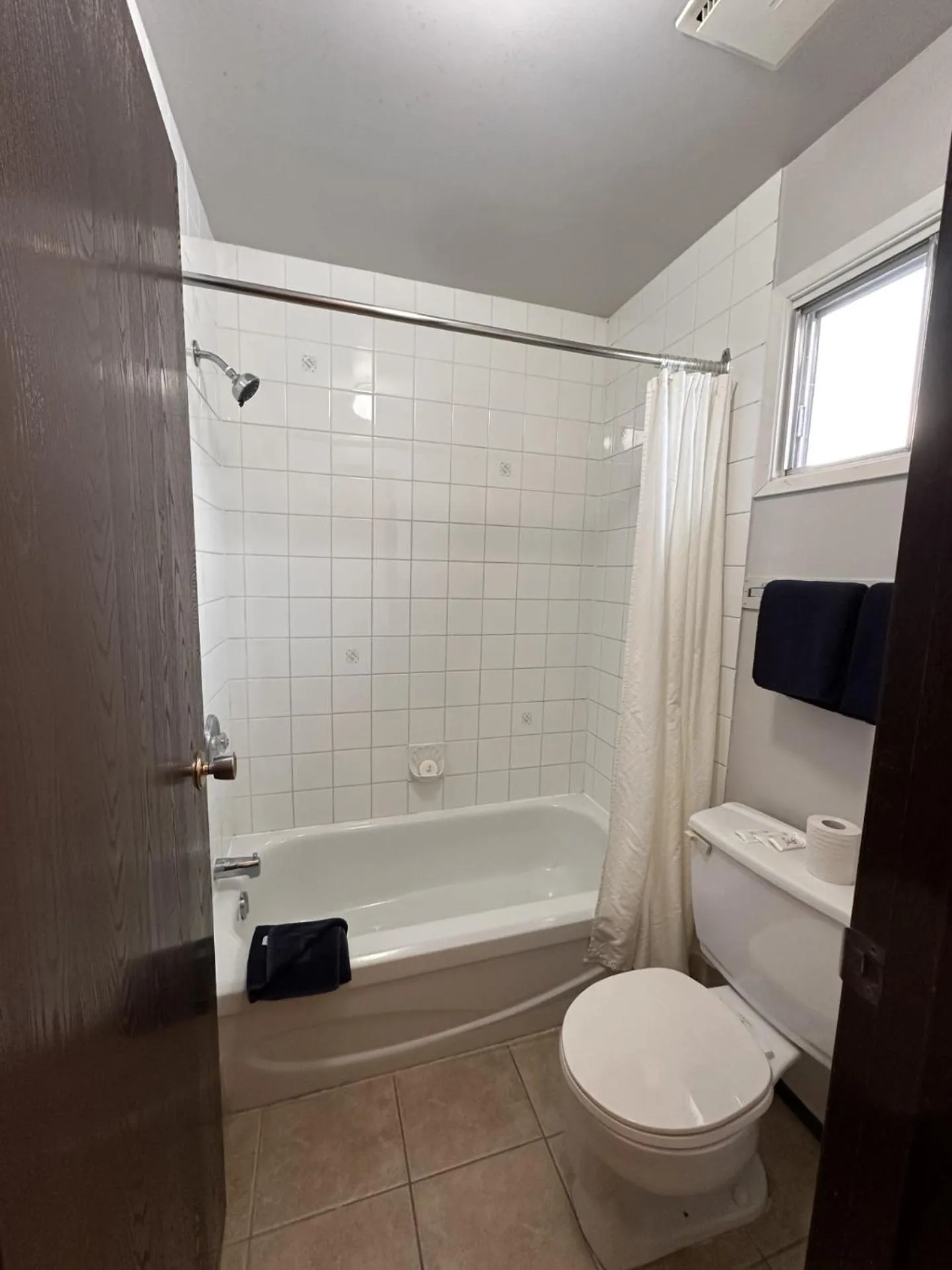 Bathroom in Howard Johnson by Wyndham Edson