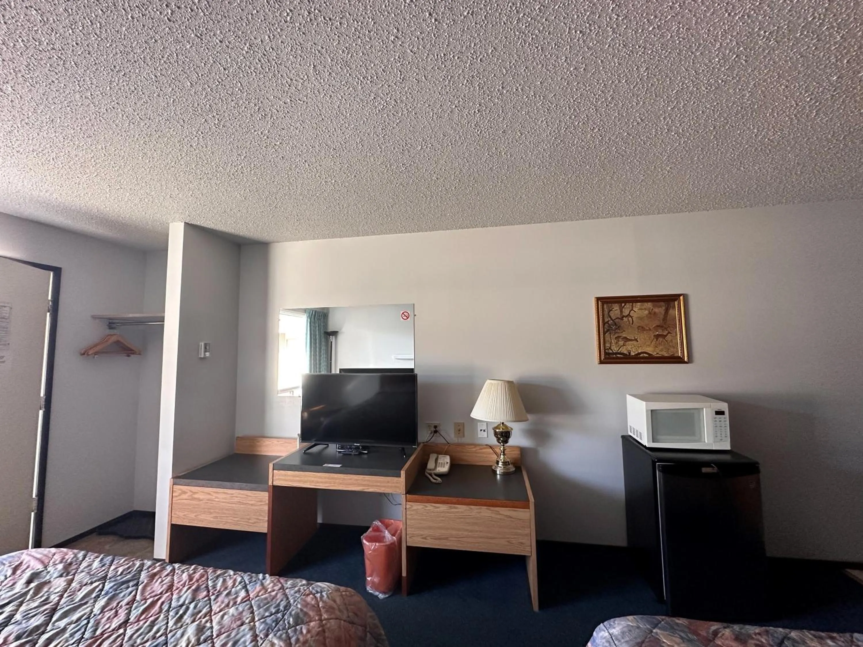 hair dresser, Bed in Howard Johnson by Wyndham Edson