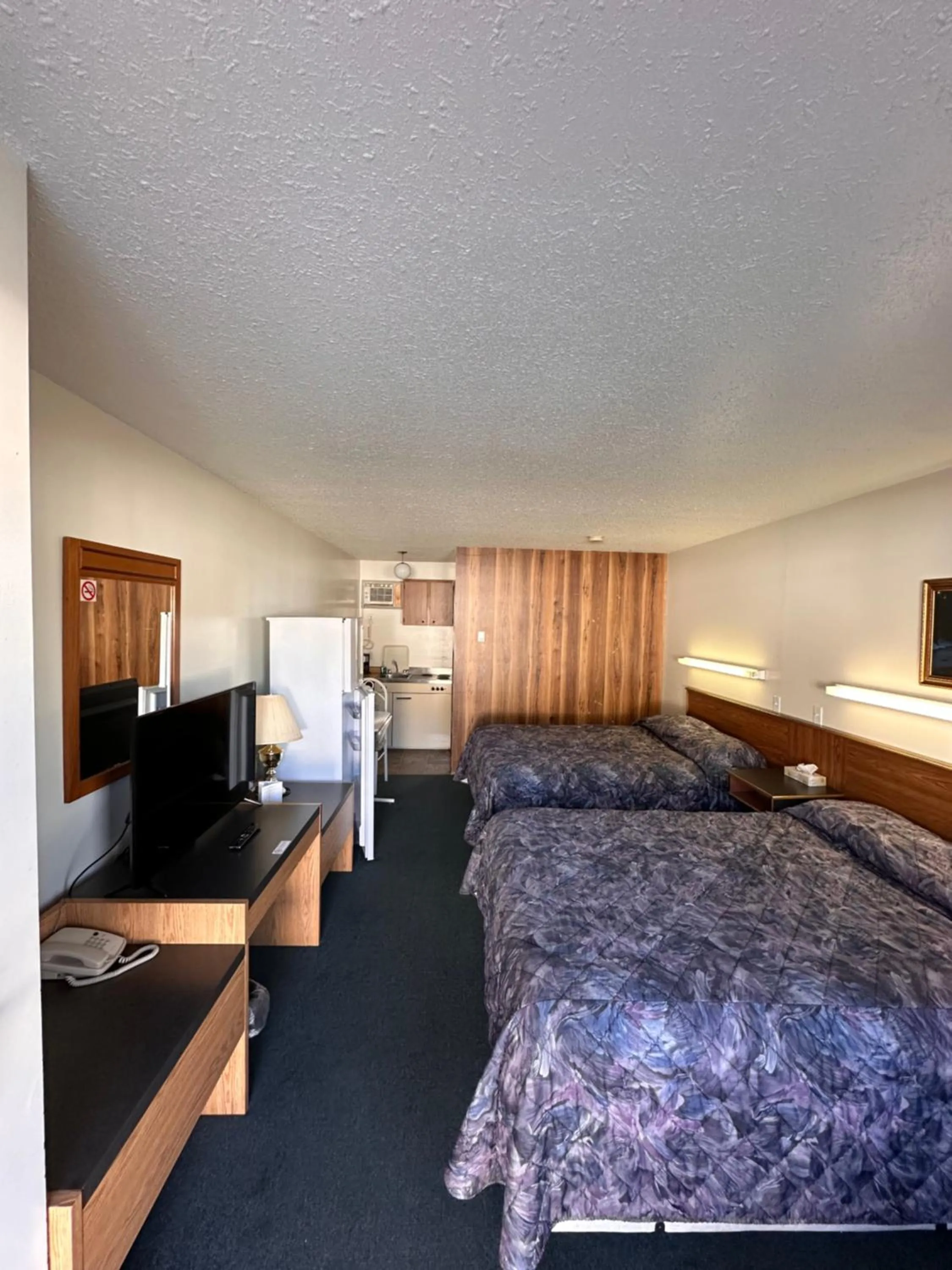 TV and multimedia, Bed in Howard Johnson by Wyndham Edson