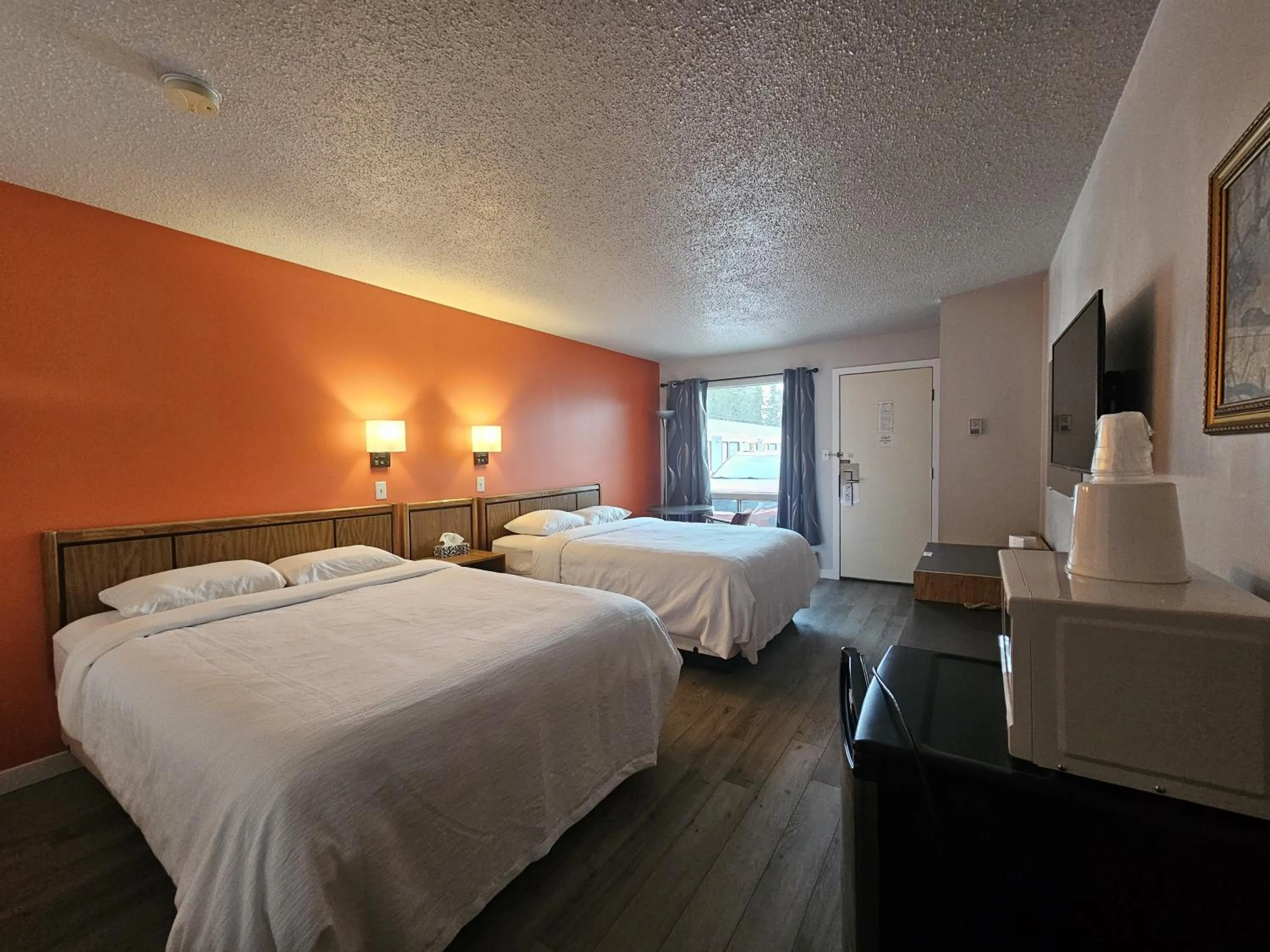 Bed in Howard Johnson by Wyndham Edson