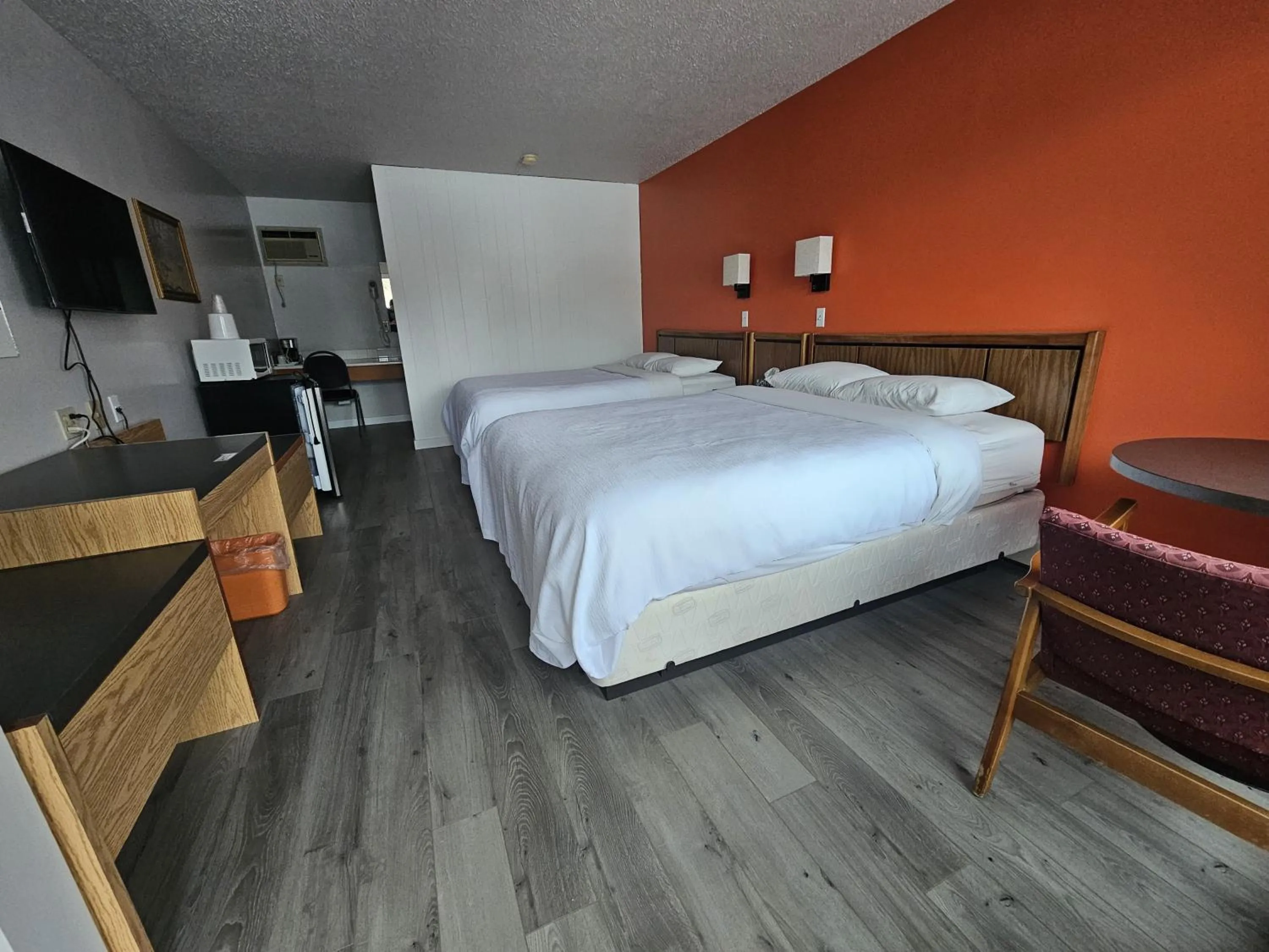 Bedroom, Bed in Howard Johnson by Wyndham Edson