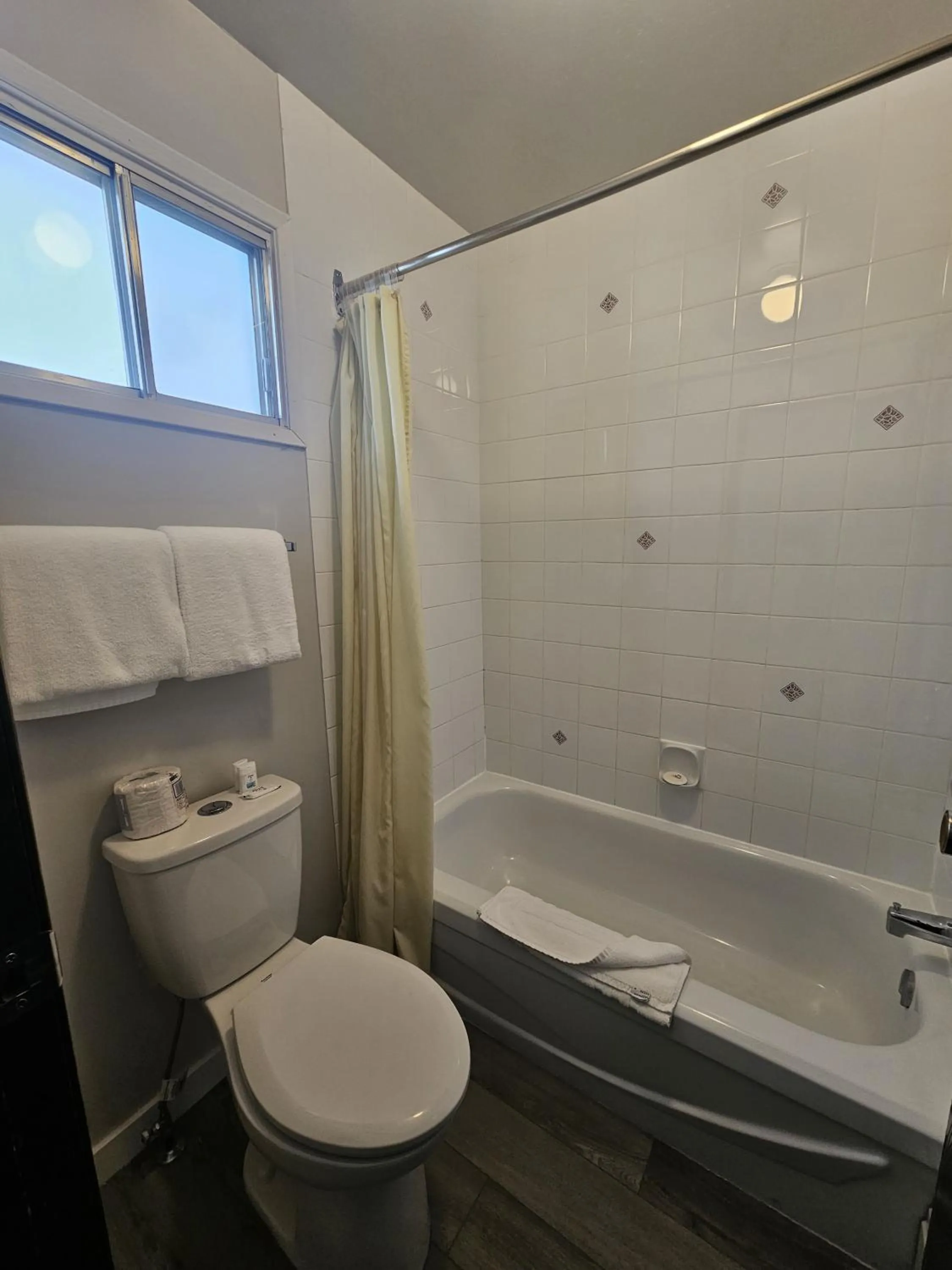 Bathroom in Howard Johnson by Wyndham Edson