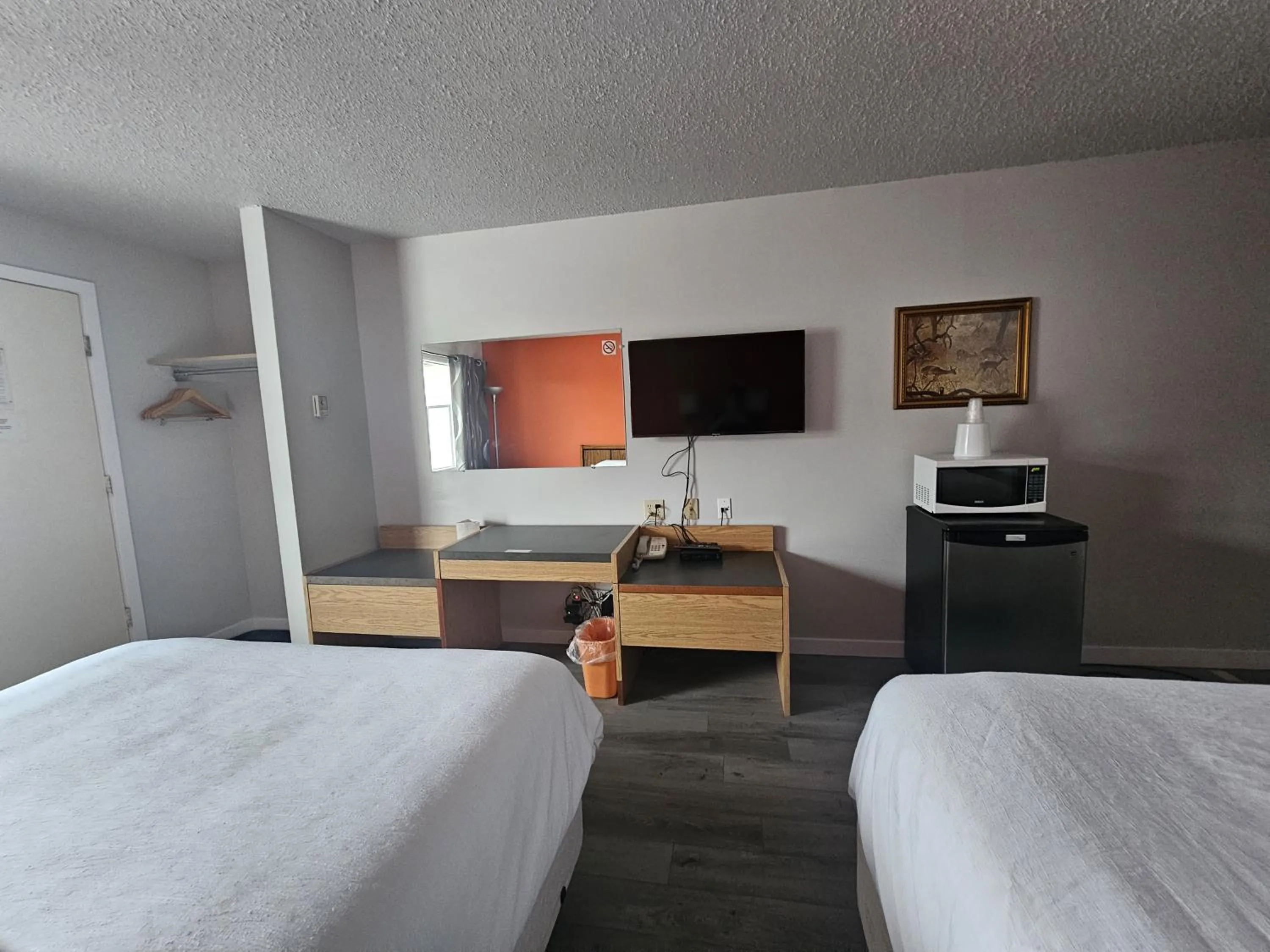 Bed in Howard Johnson by Wyndham Edson