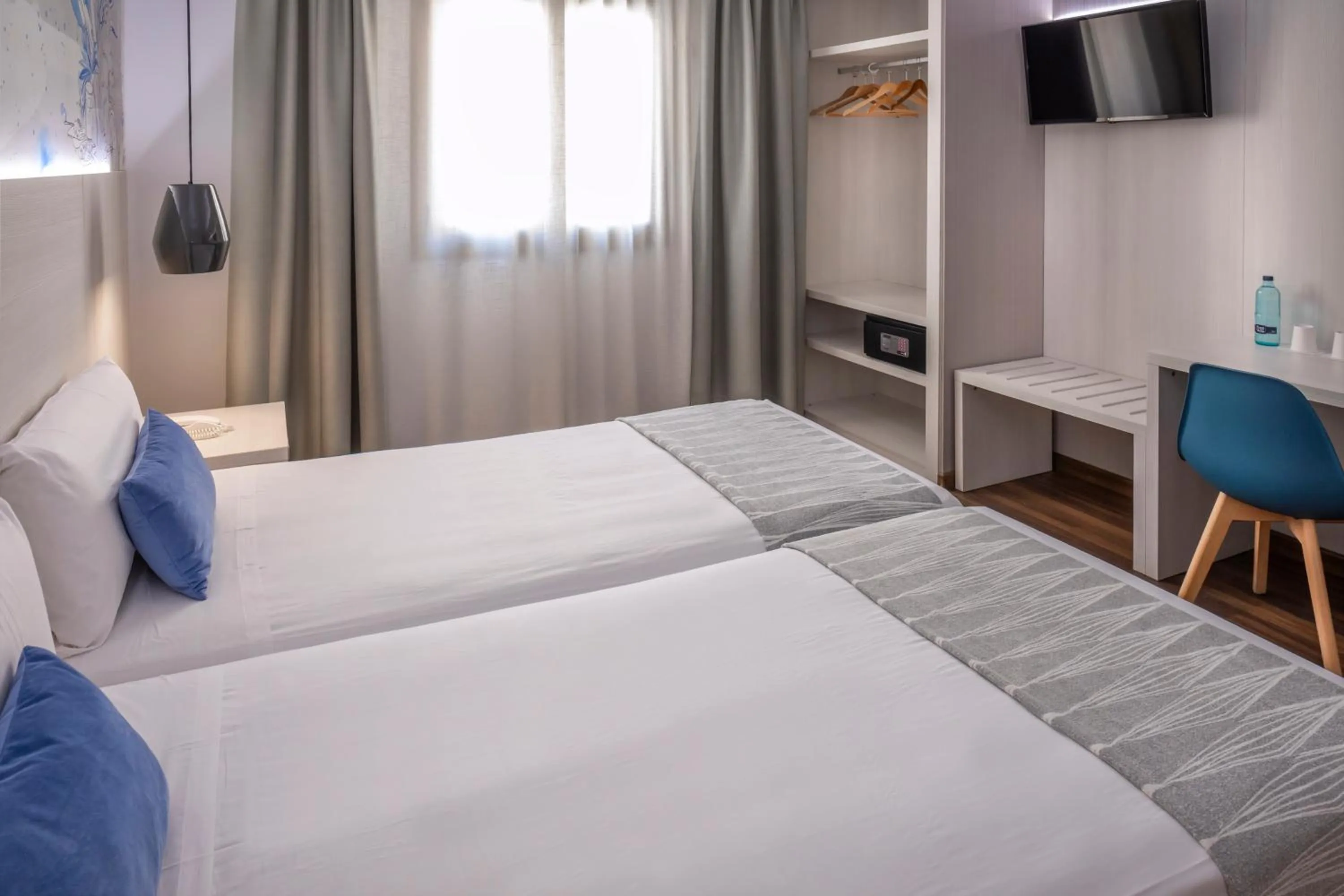 Photo of the whole room, Bed in Hostal Operaramblas