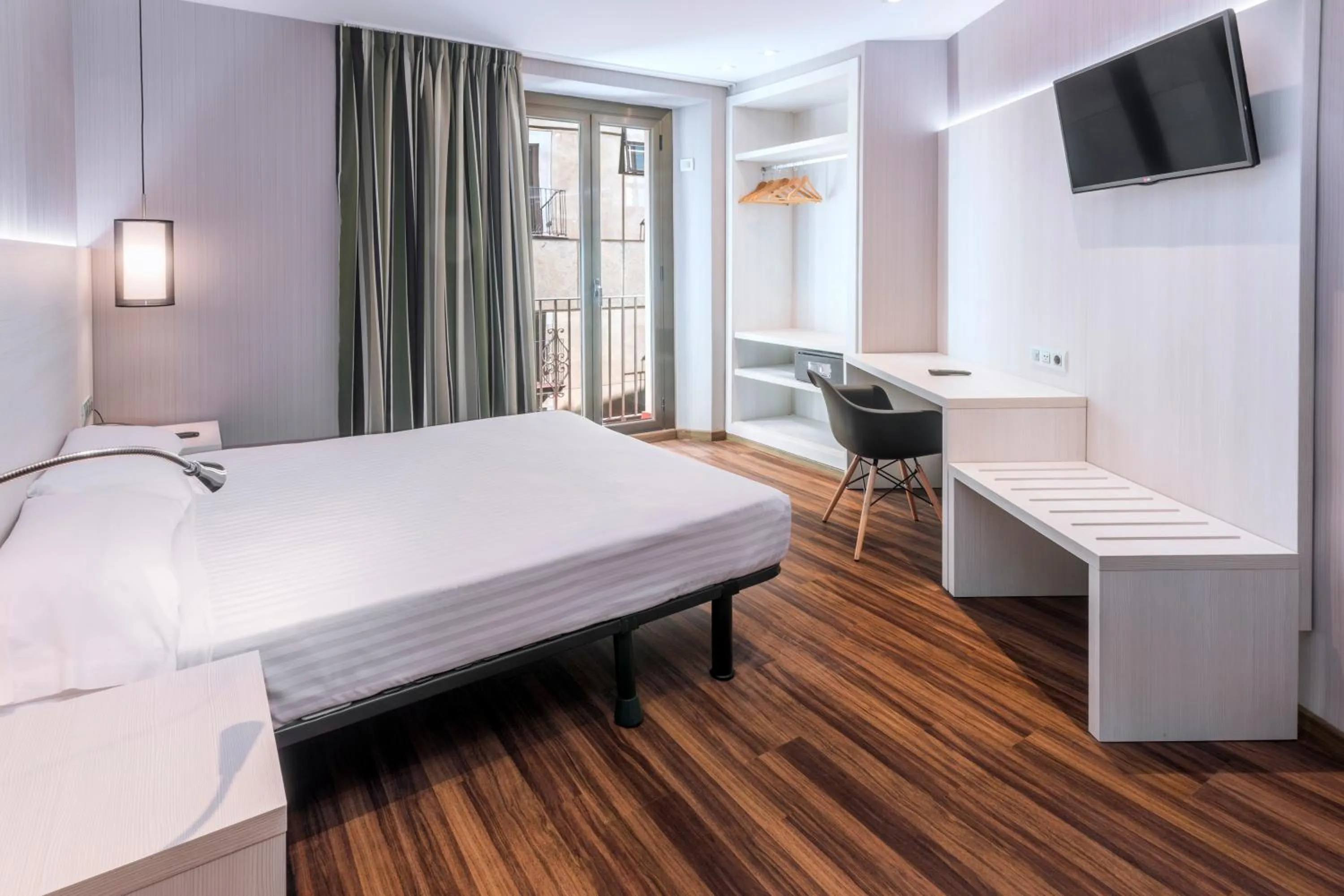 Photo of the whole room, Bed in Hostal Operaramblas