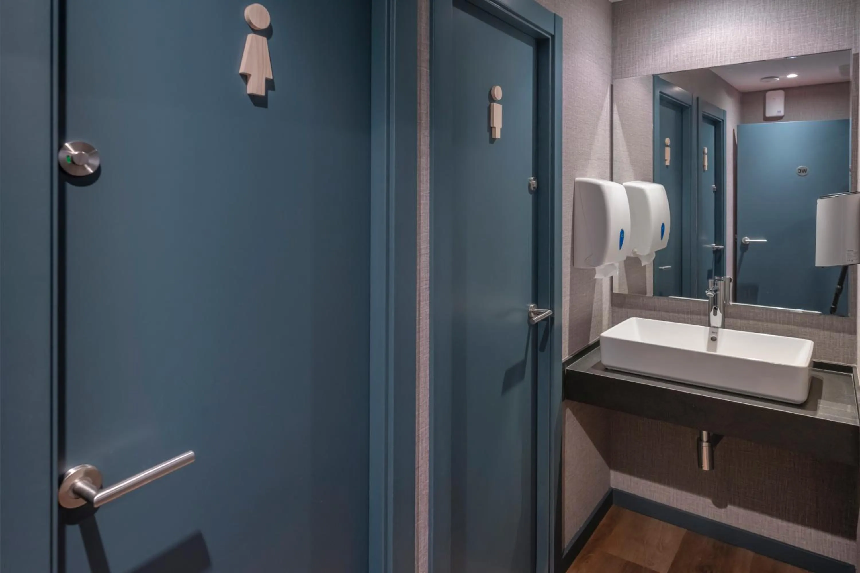 Public Bath in Hostal Operaramblas