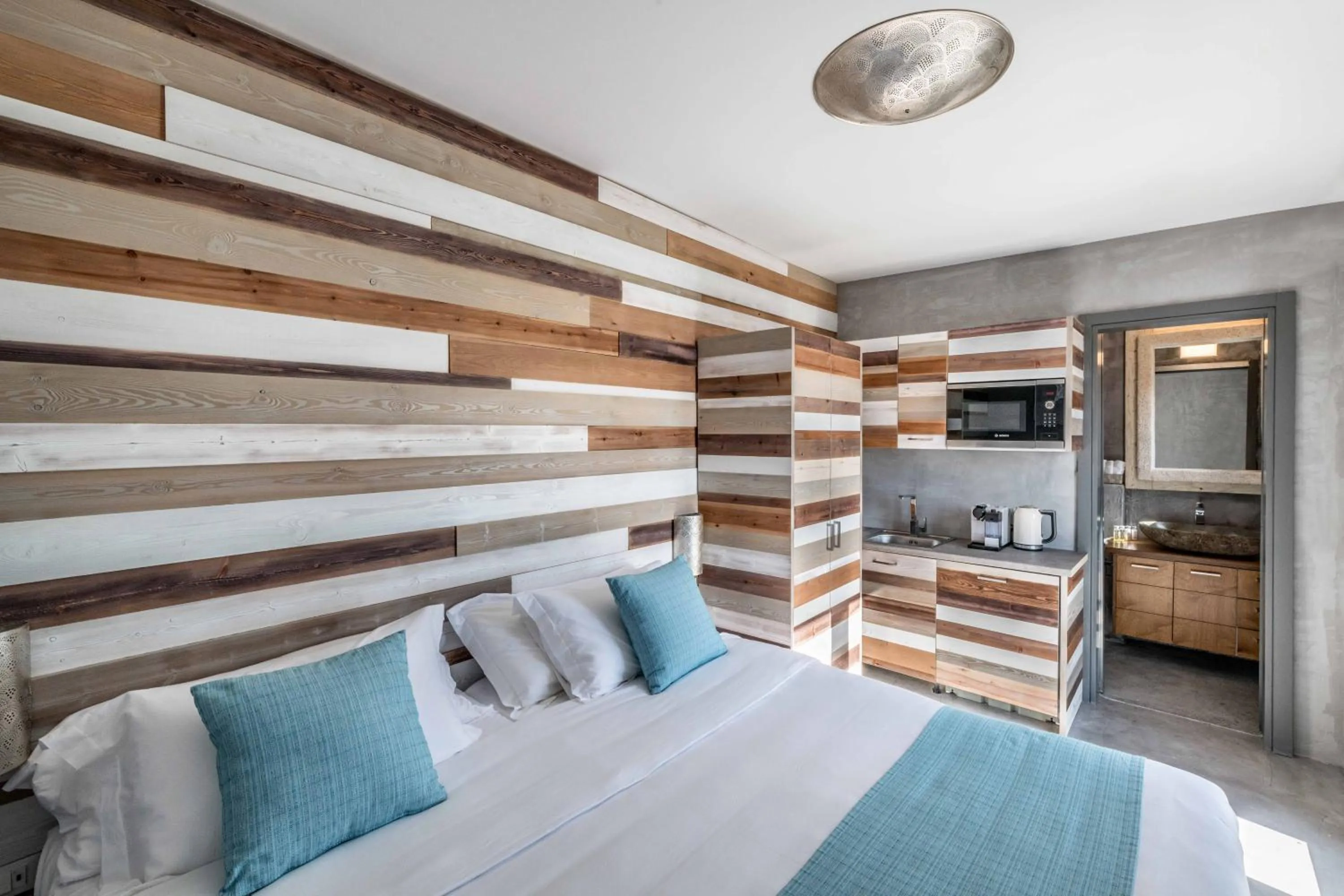 Photo of the whole room, Bed in Melangel