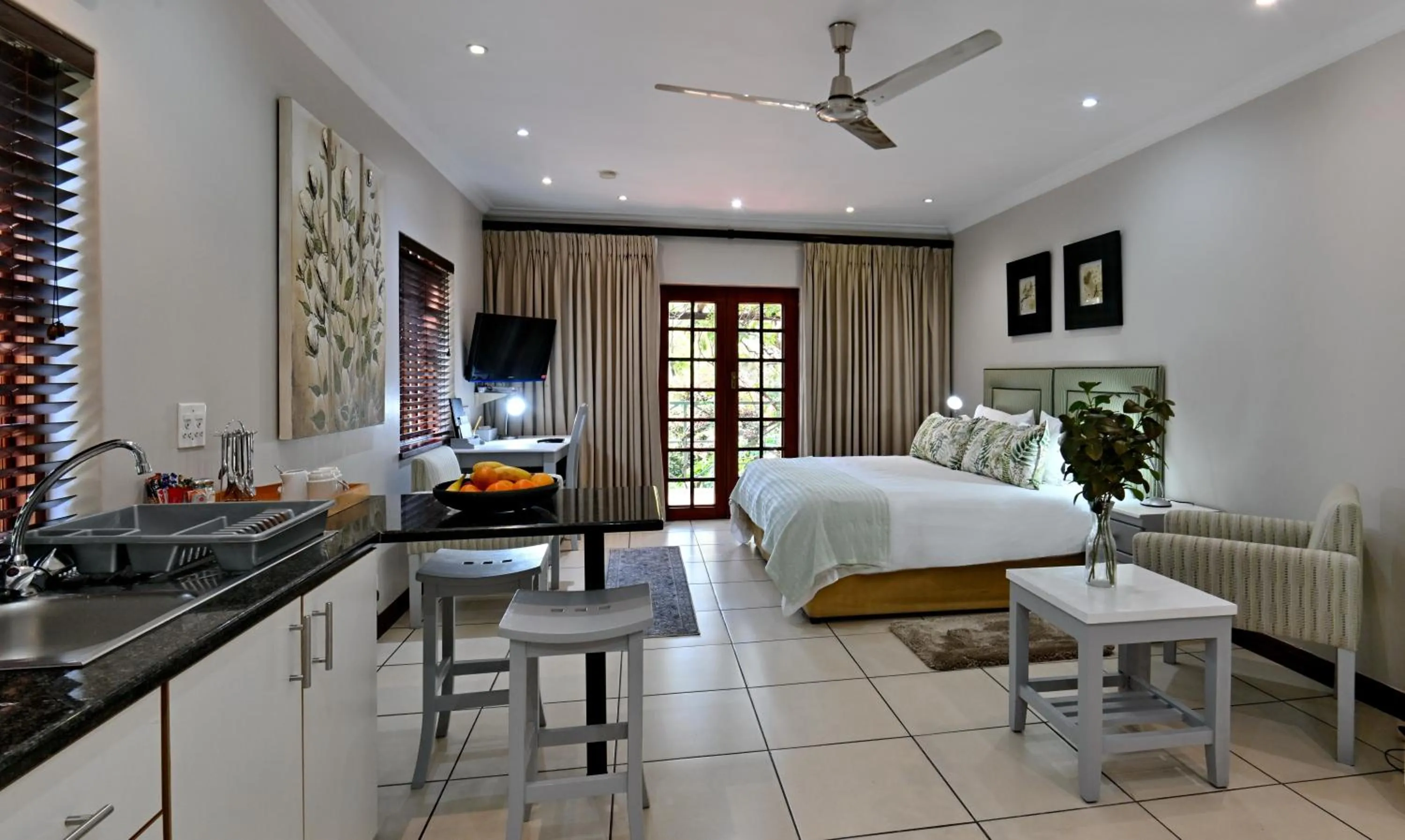 Kitchen or kitchenette, Bed in Rivonia Premier Lodge