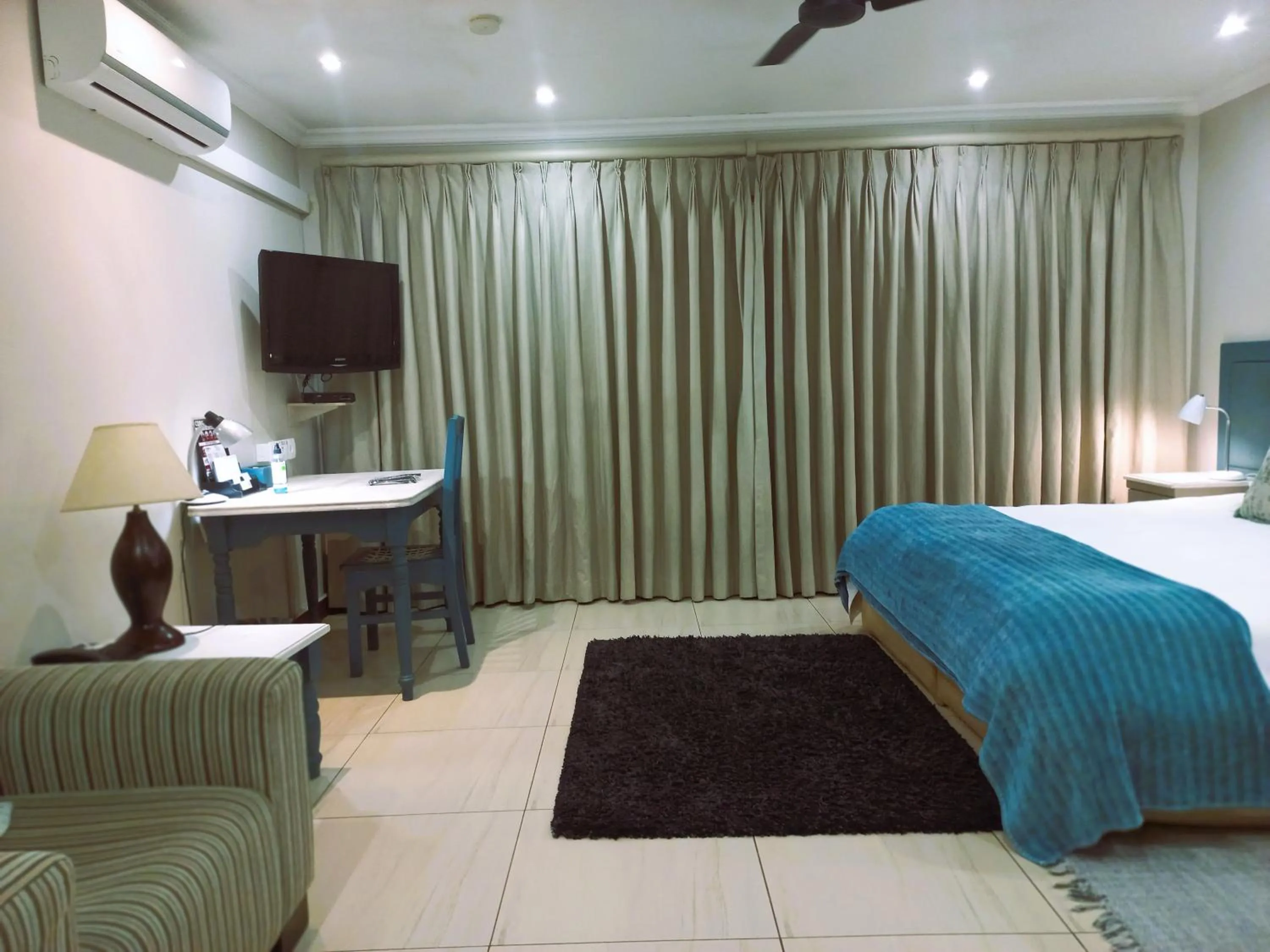 TV and multimedia, Bed in Rivonia Premier Lodge