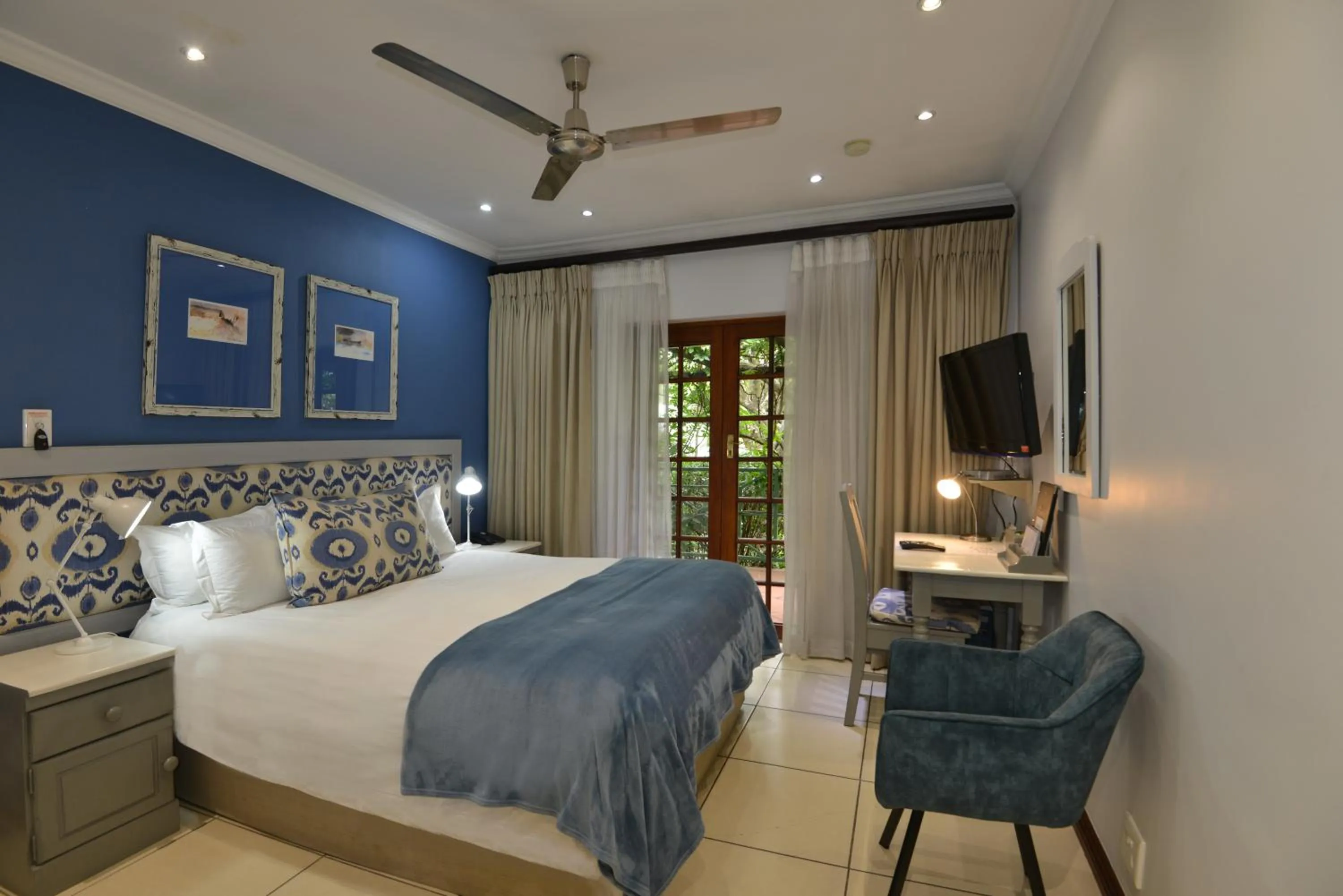 Photo of the whole room, Bed in Rivonia Premier Lodge