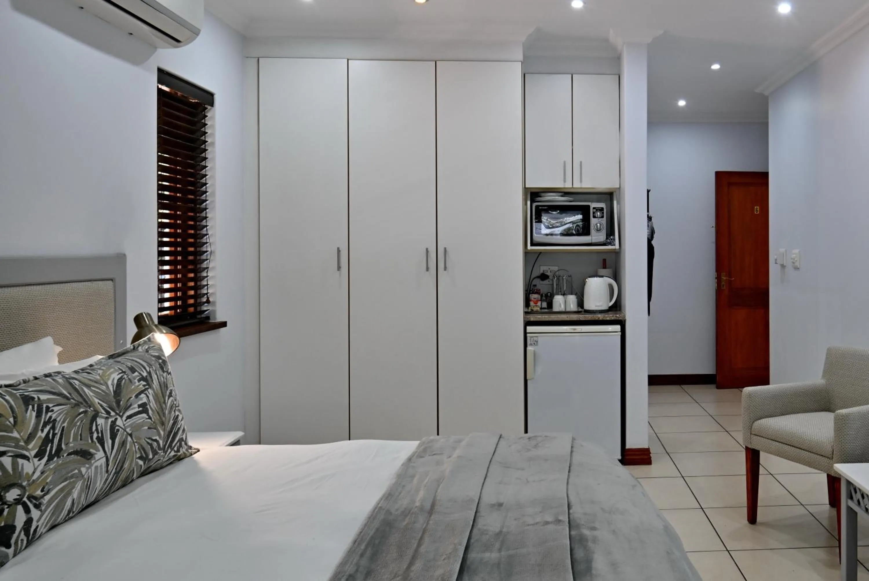 Coffee/tea facilities, Bed in Rivonia Premier Lodge