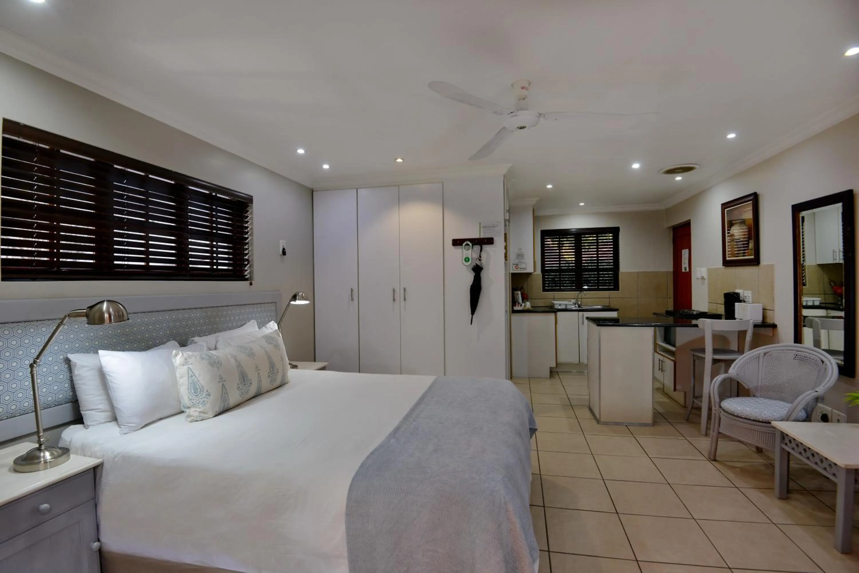Kitchen or kitchenette, Bed in Rivonia Premier Lodge