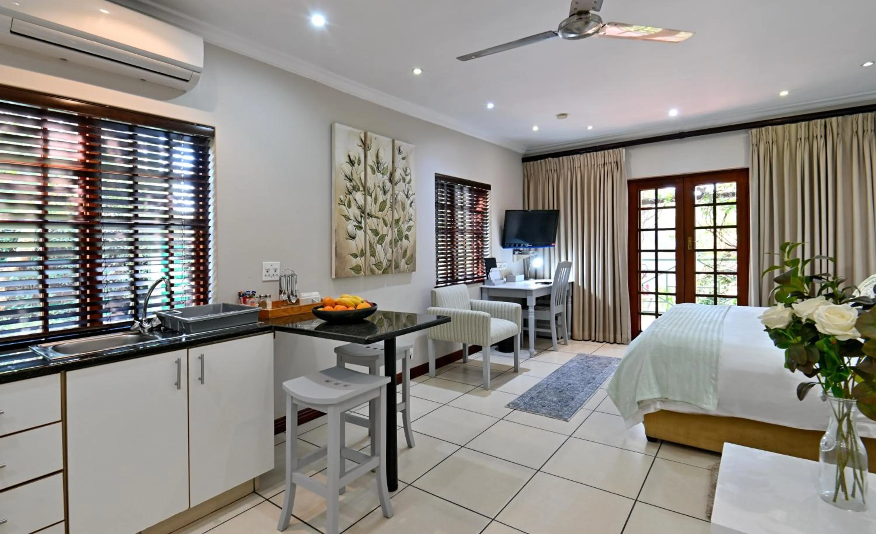 TV and multimedia, Bed in Rivonia Premier Lodge