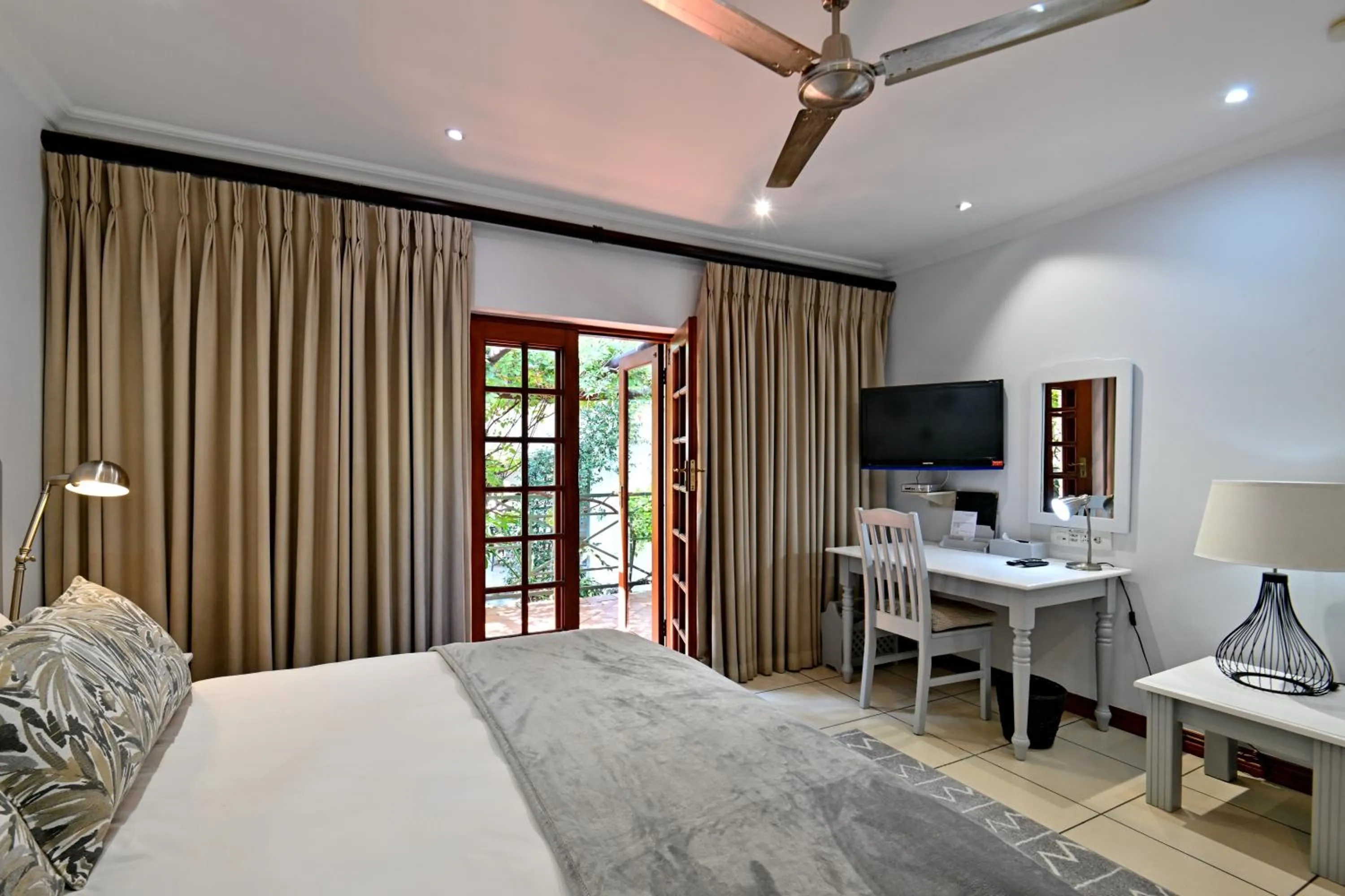 Patio, Bed in Rivonia Premier Lodge