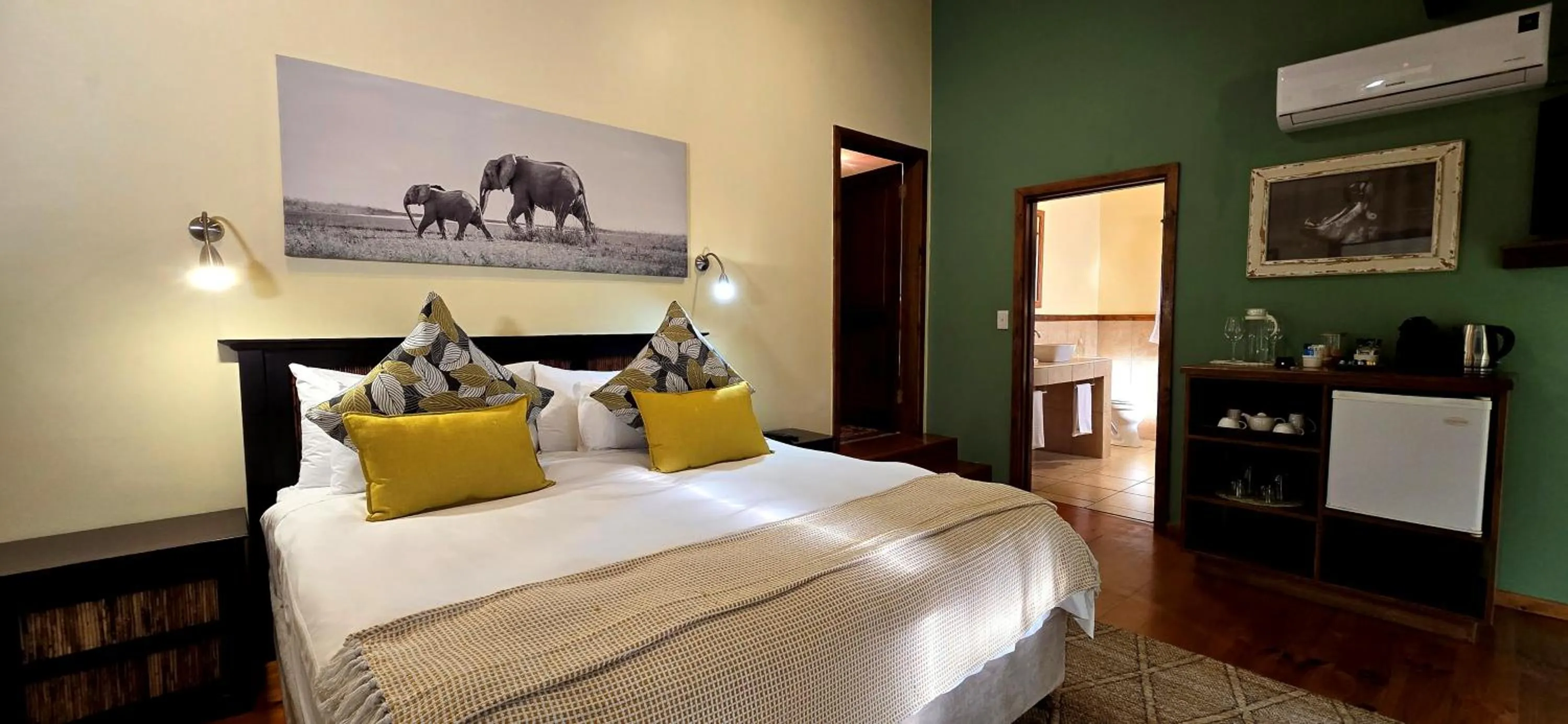 Bedroom, Bed in Elephant Hide of Knysna Guest Lodge