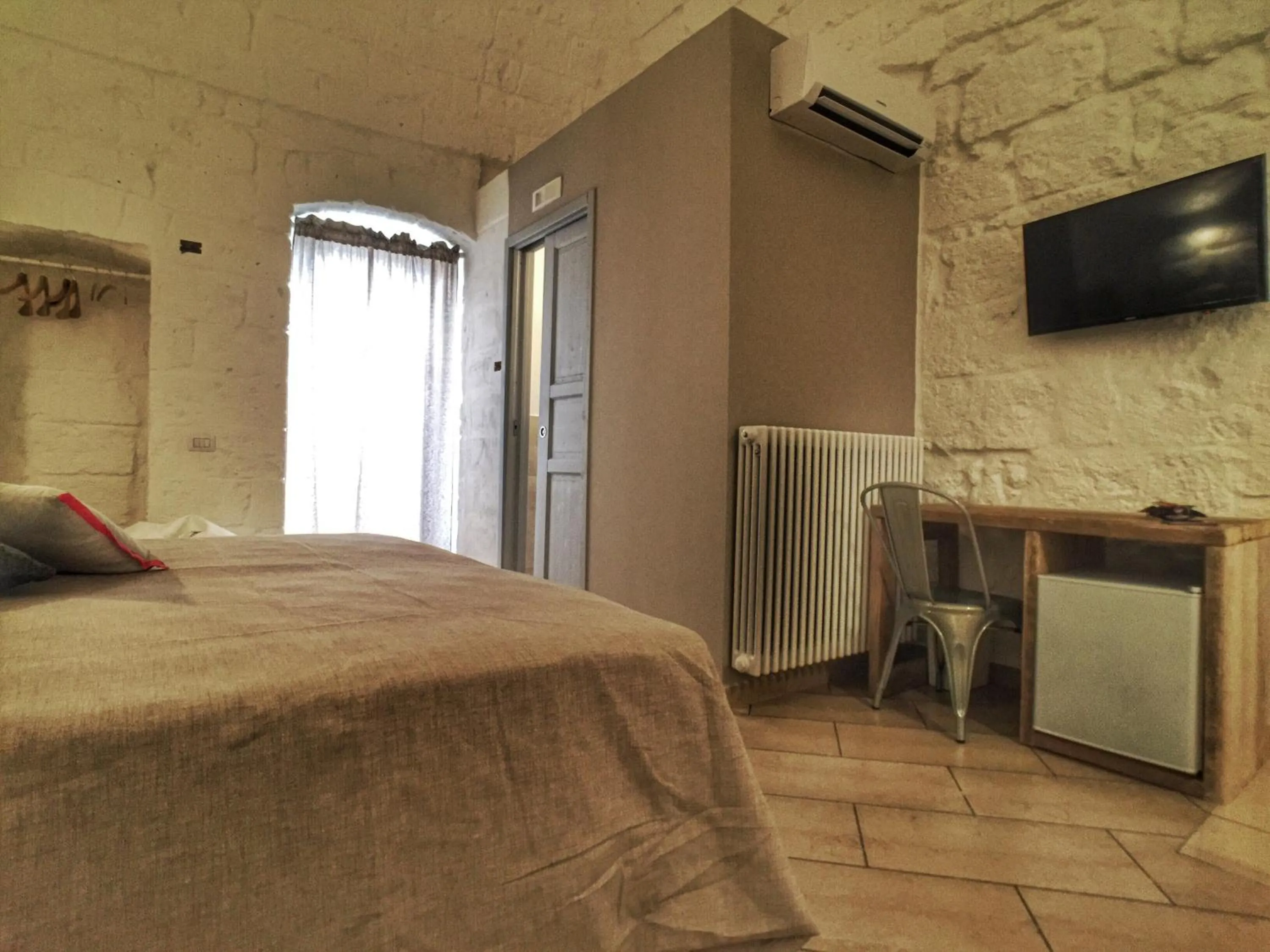 Photo of the whole room, Bed in Cecenove