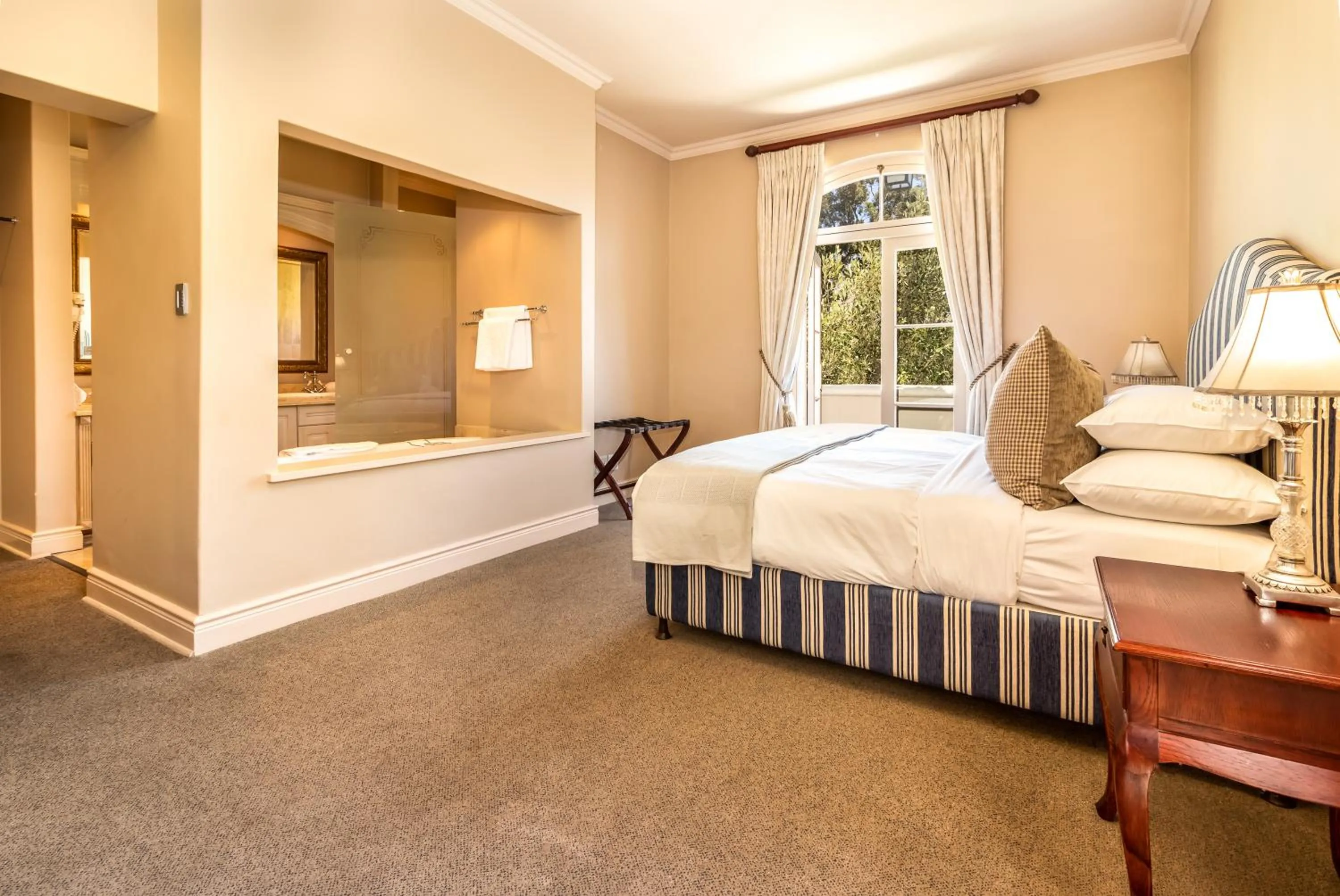 Photo of the whole room, Bed in L'ermitage - Franschhoek Chateau & Villas