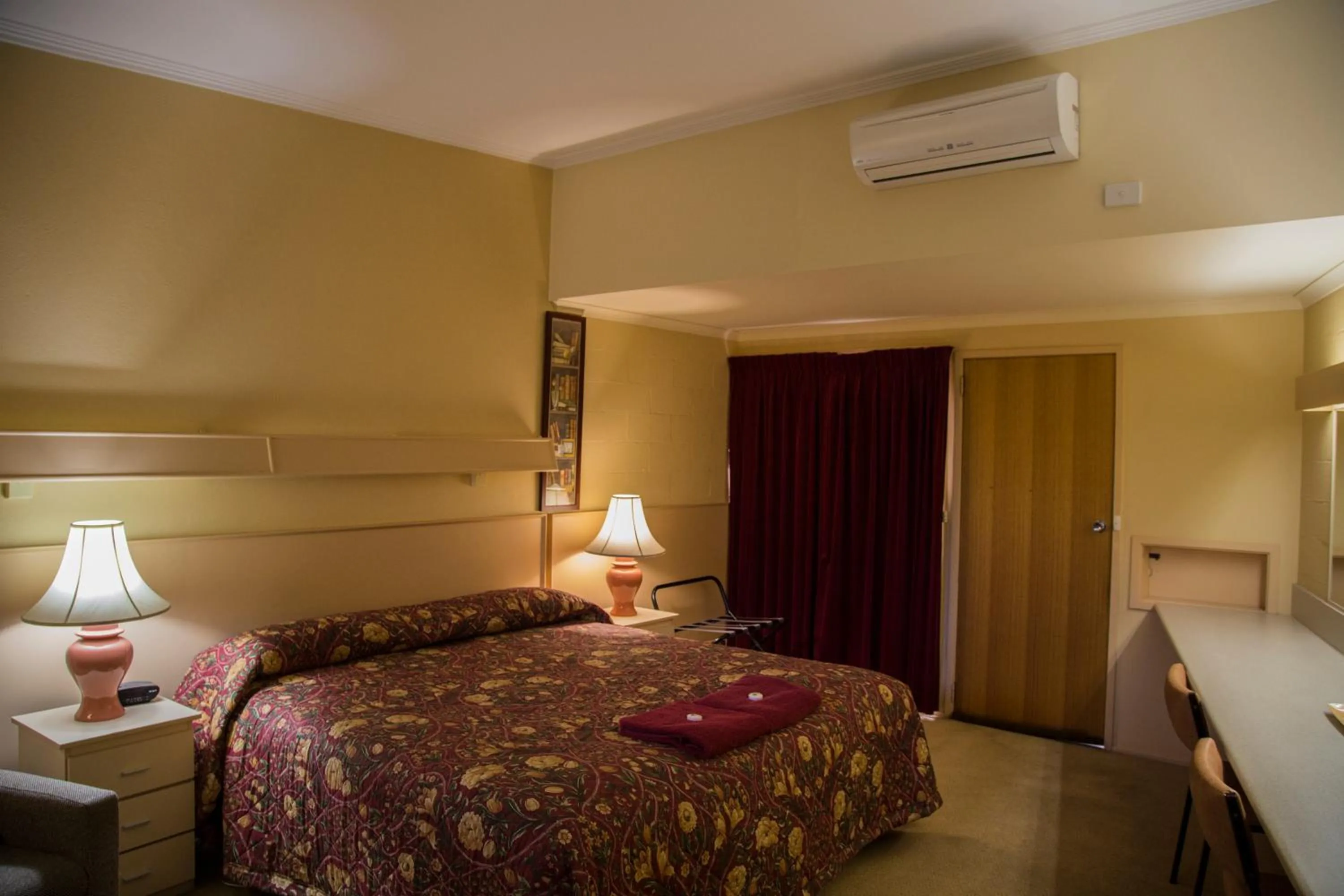 Bathroom, Bed in Tarra Motel Yarram