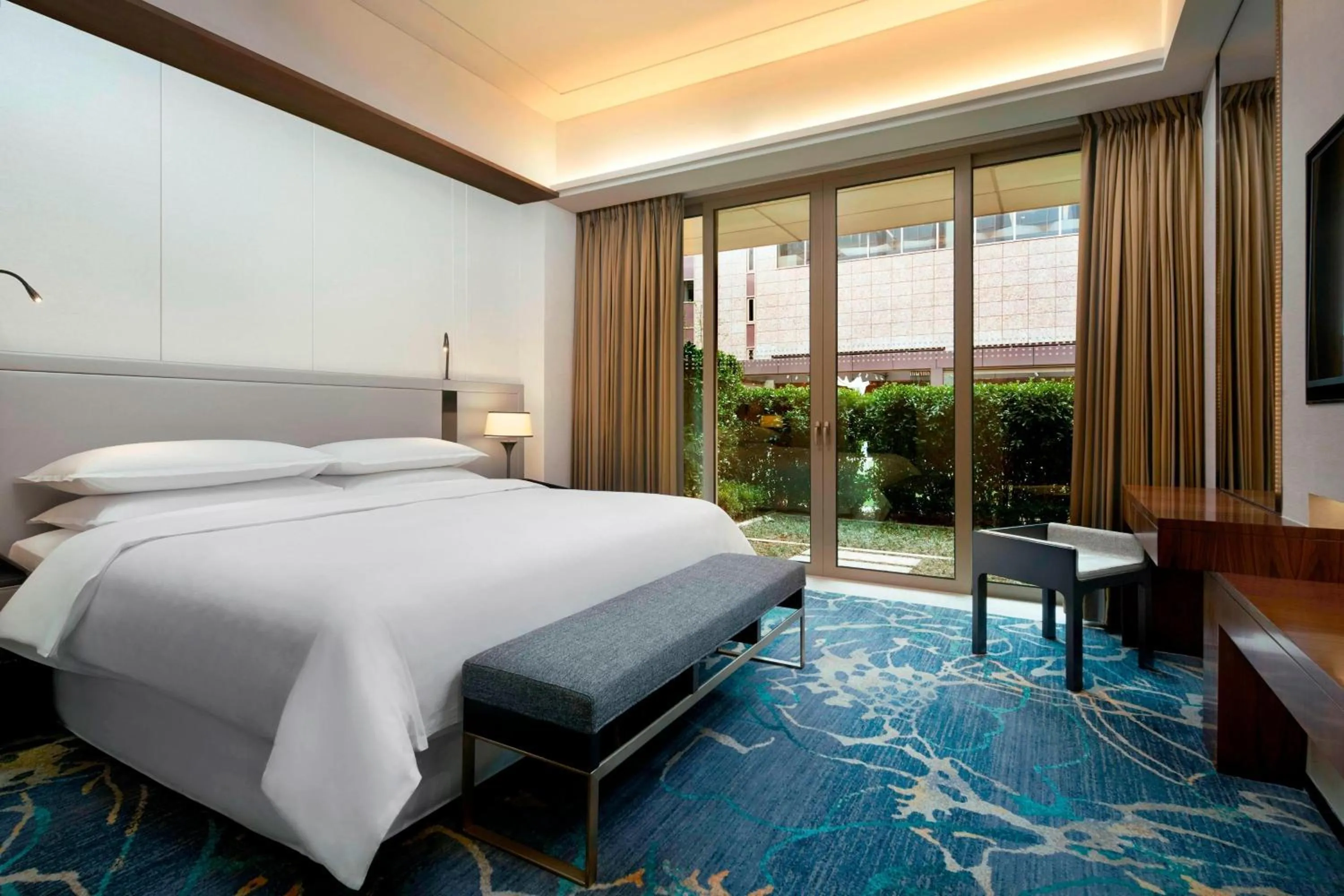 Photo of the whole room, Bed in Sheraton Shanghai Chongming Hotel