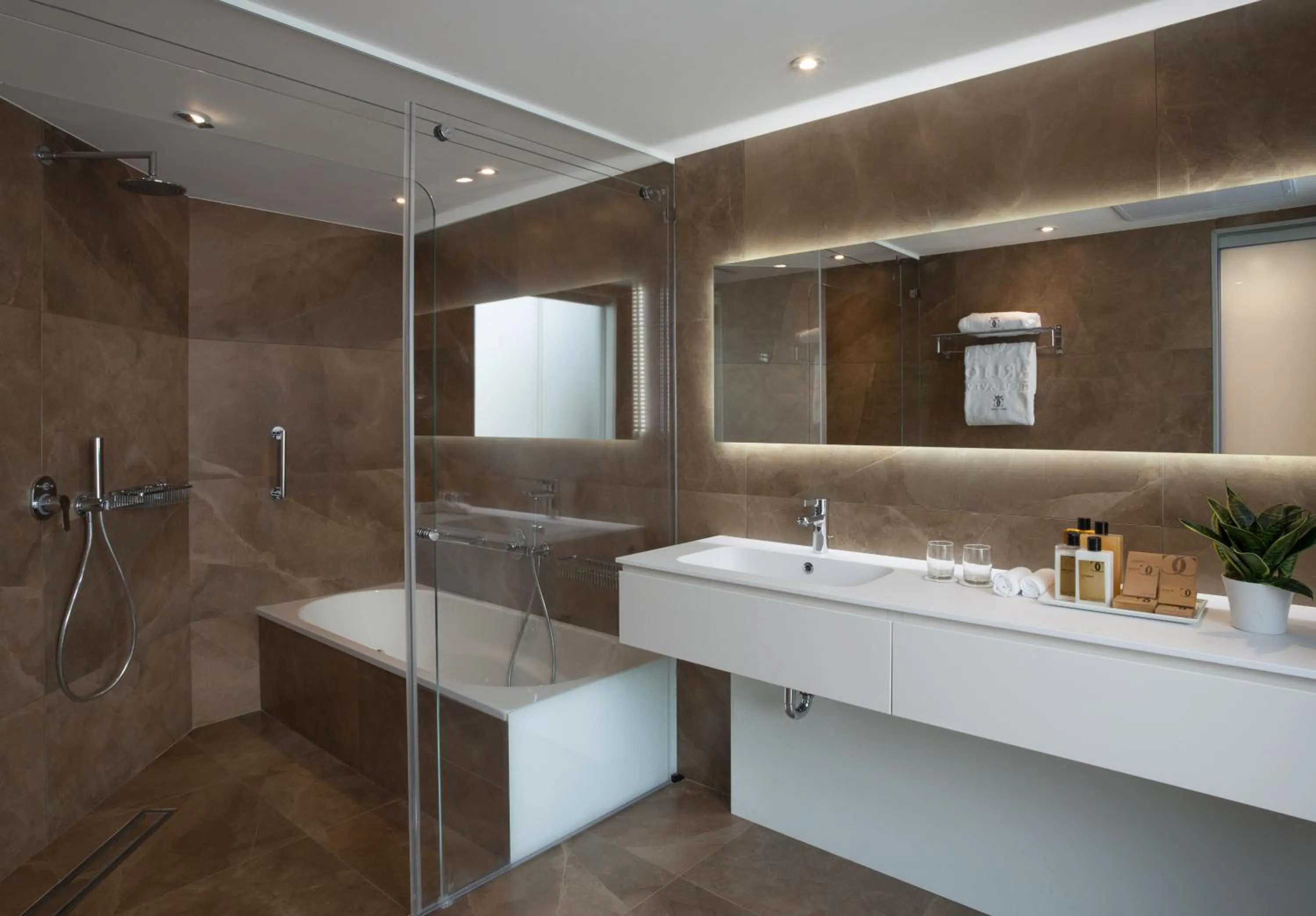 Bathroom in Carlton Tel Aviv Hotel – Luxury on the Beach