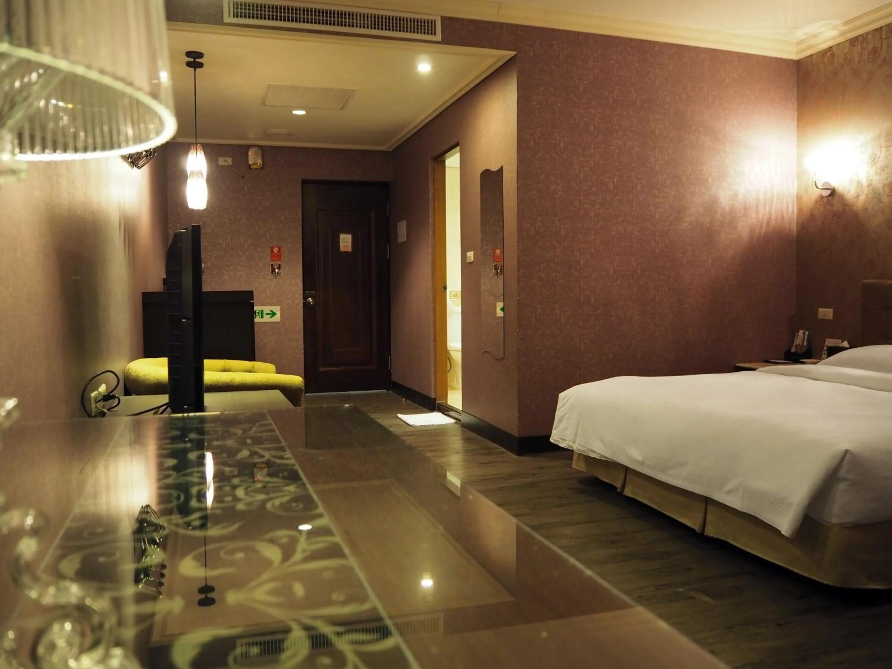 Decorative detail, Bed in The Riverside Hotel & Motel