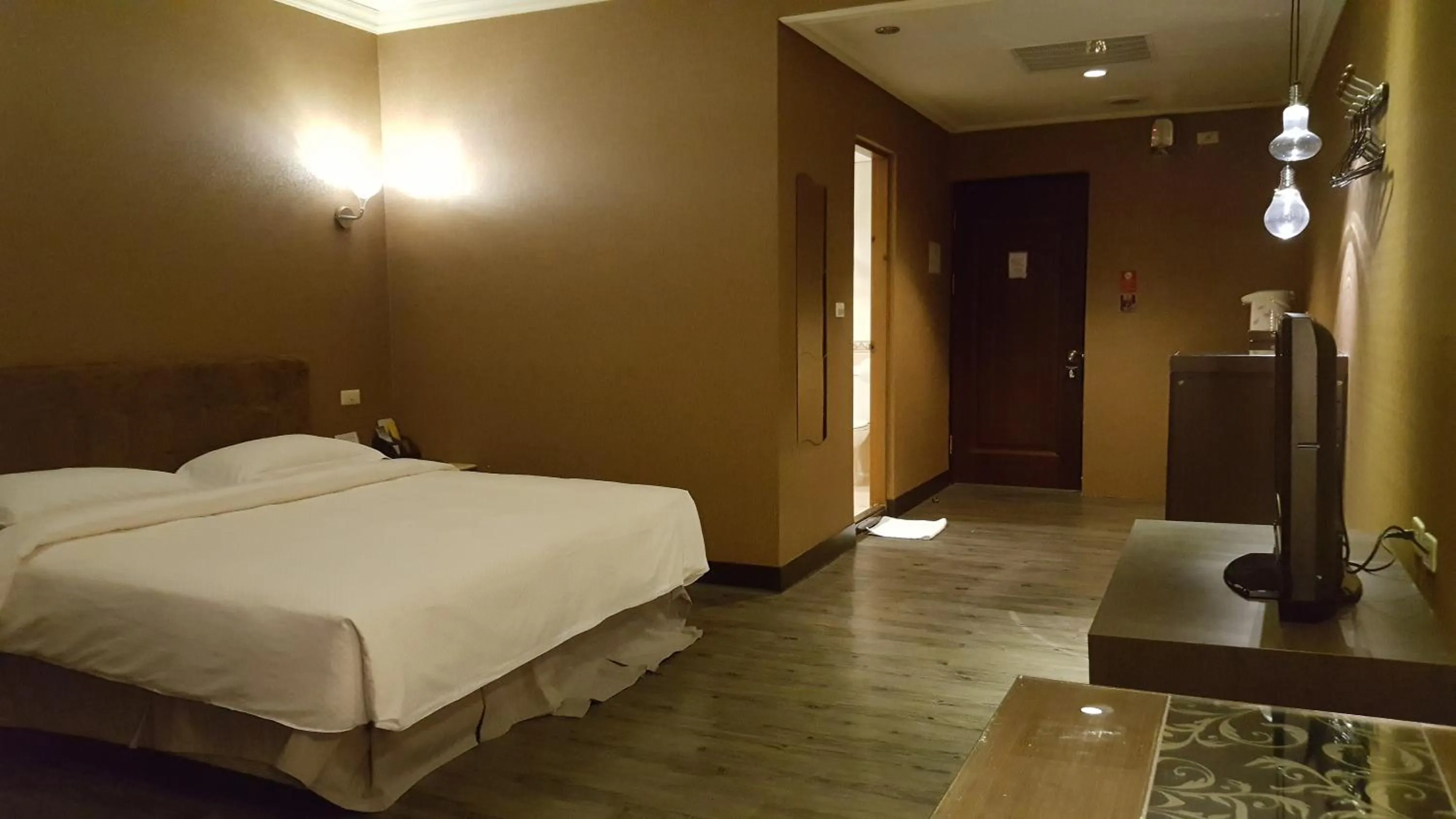 Decorative detail, Bed in The Riverside Hotel & Motel