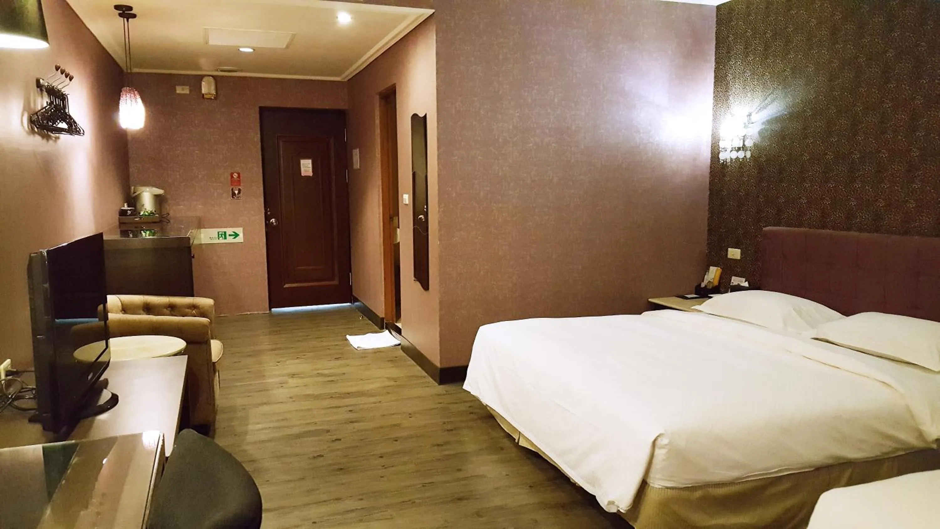 Photo of the whole room, Bed in The Riverside Hotel & Motel