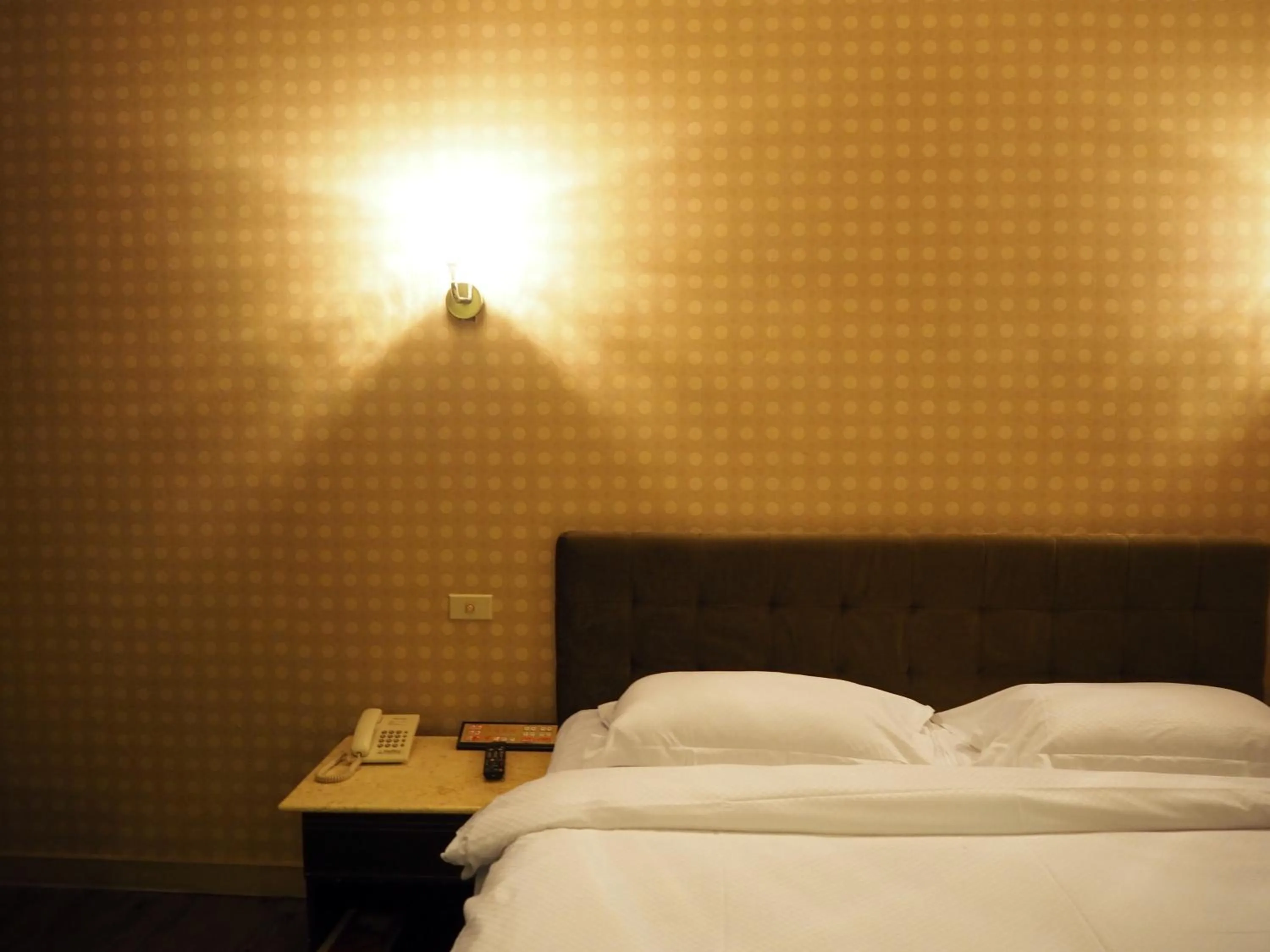 Decorative detail, Bed in The Riverside Hotel & Motel