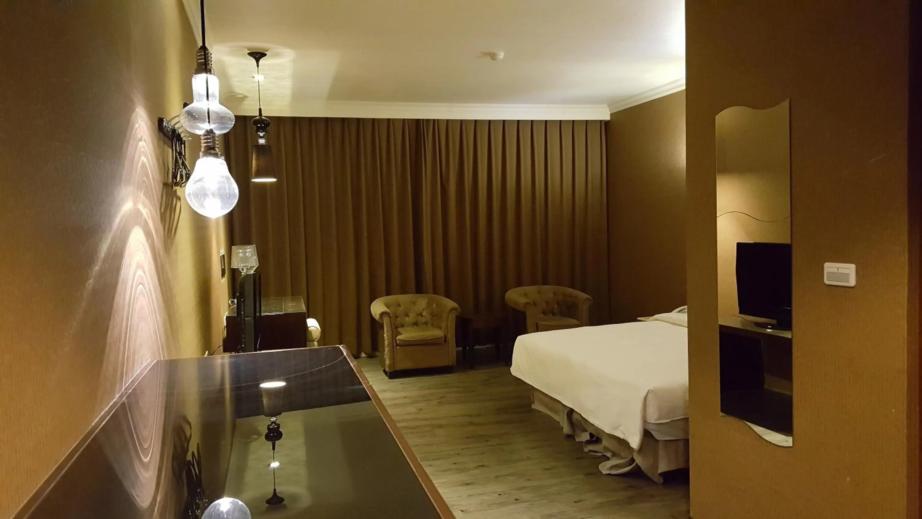 Decorative detail, Bed in The Riverside Hotel & Motel