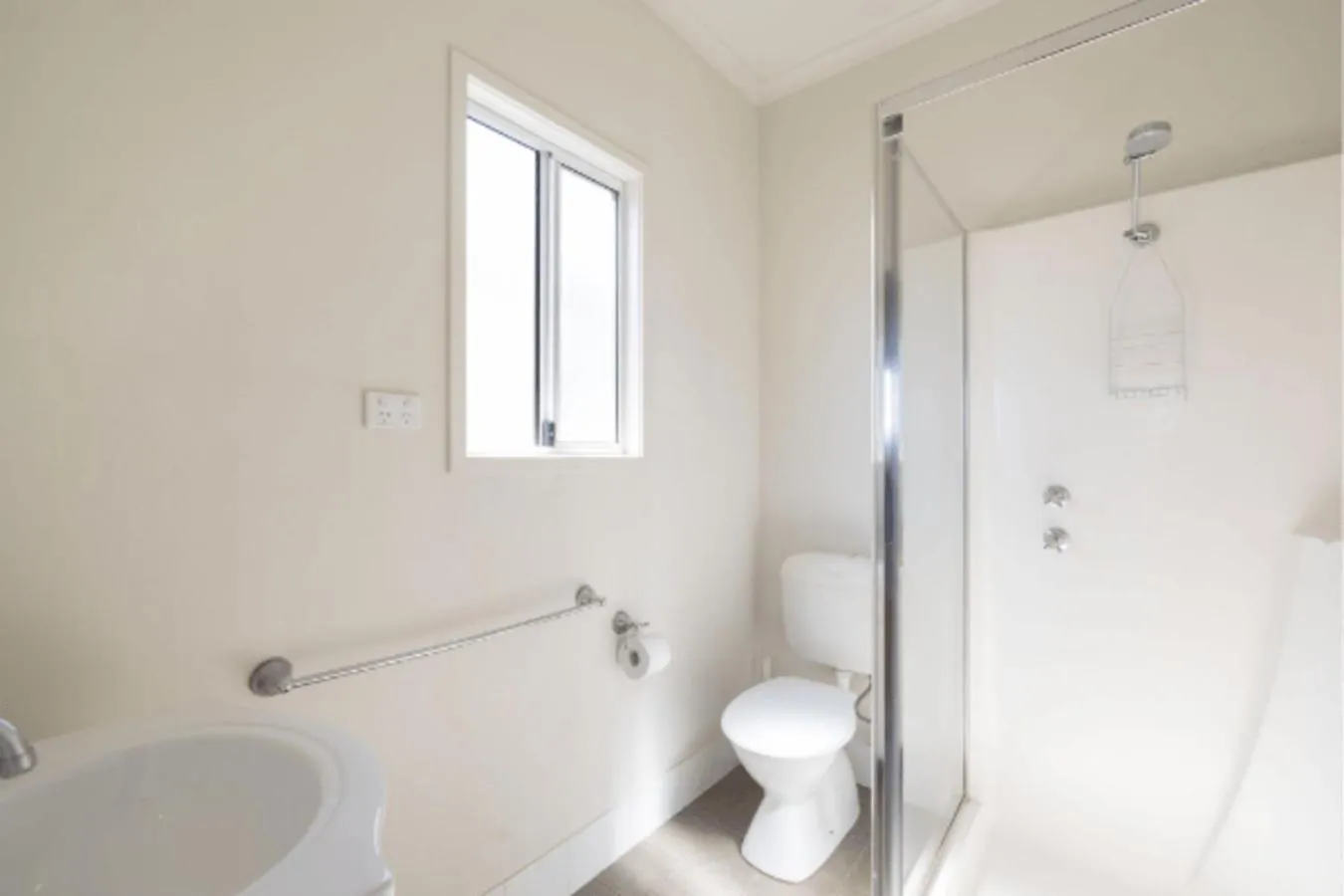 Shower in The Sundowner Cabin & Tourist Park