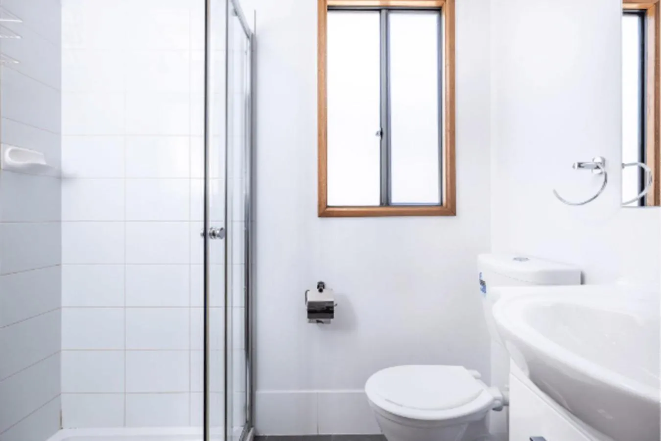 Shower in The Sundowner Cabin & Tourist Park