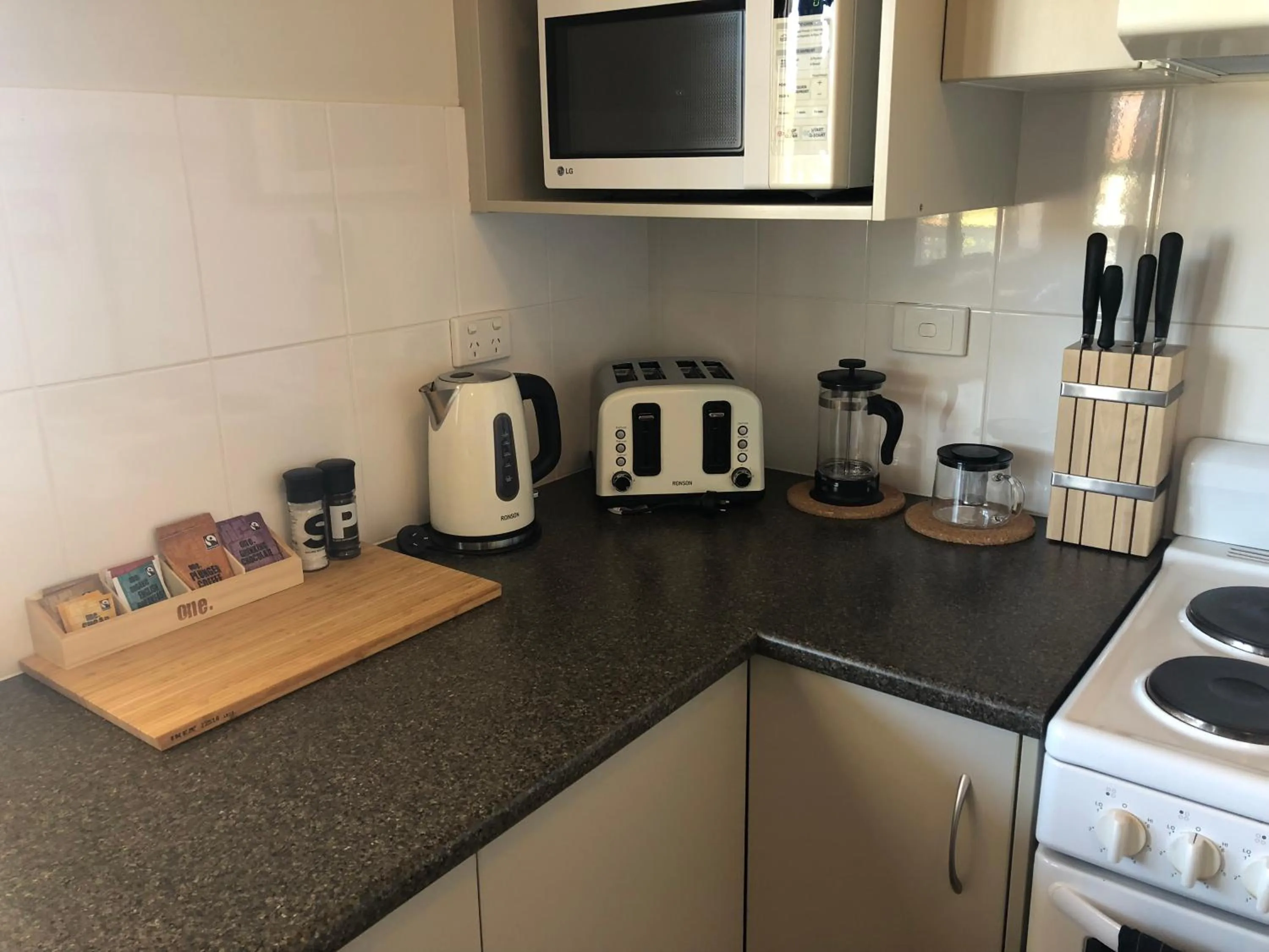 Coffee/tea facilities in The Sundowner Cabin & Tourist Park